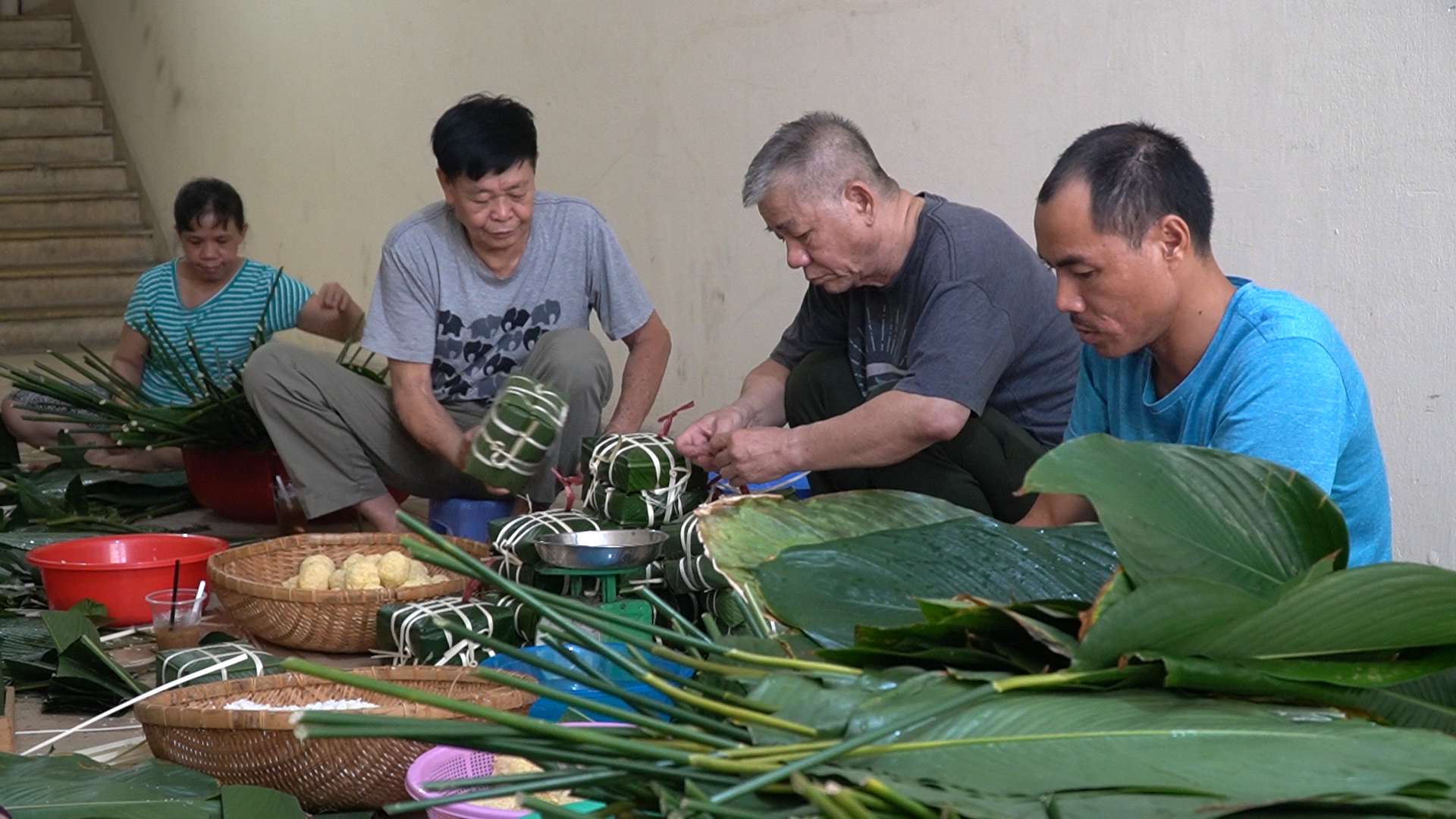 Nấu 500 b&aacute;nh chưng tặng người d&acirc;n kh&oacute; khăn- Ảnh 5.