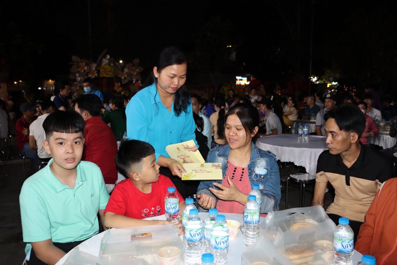 Chung tay chăm lo Tết cho lao động xa qu&ecirc;- Ảnh 10.
