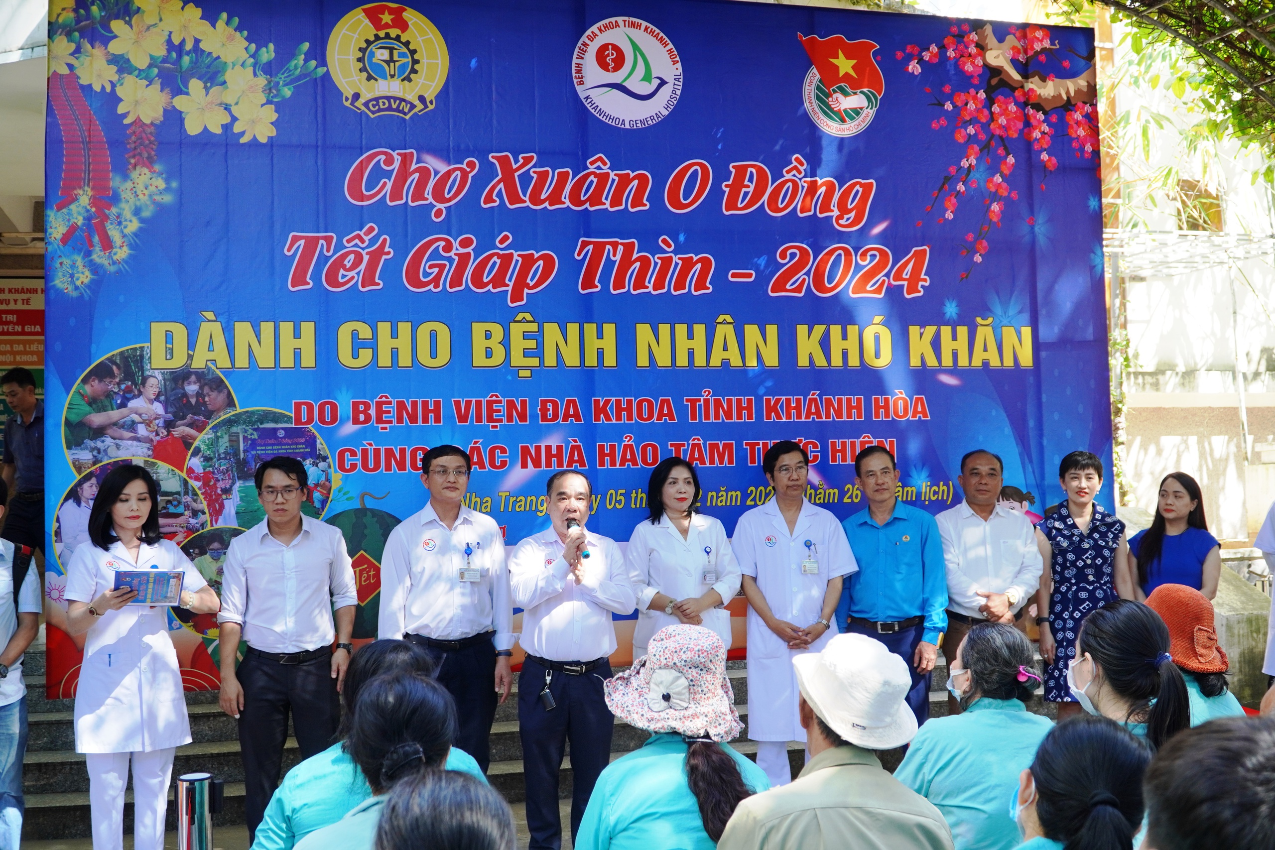 "Phi&ecirc;n chợ Tết 0 đồng" đến với bệnh nh&acirc;n kh&oacute; khăn Kh&aacute;nh H&ograve;a- Ảnh 1.