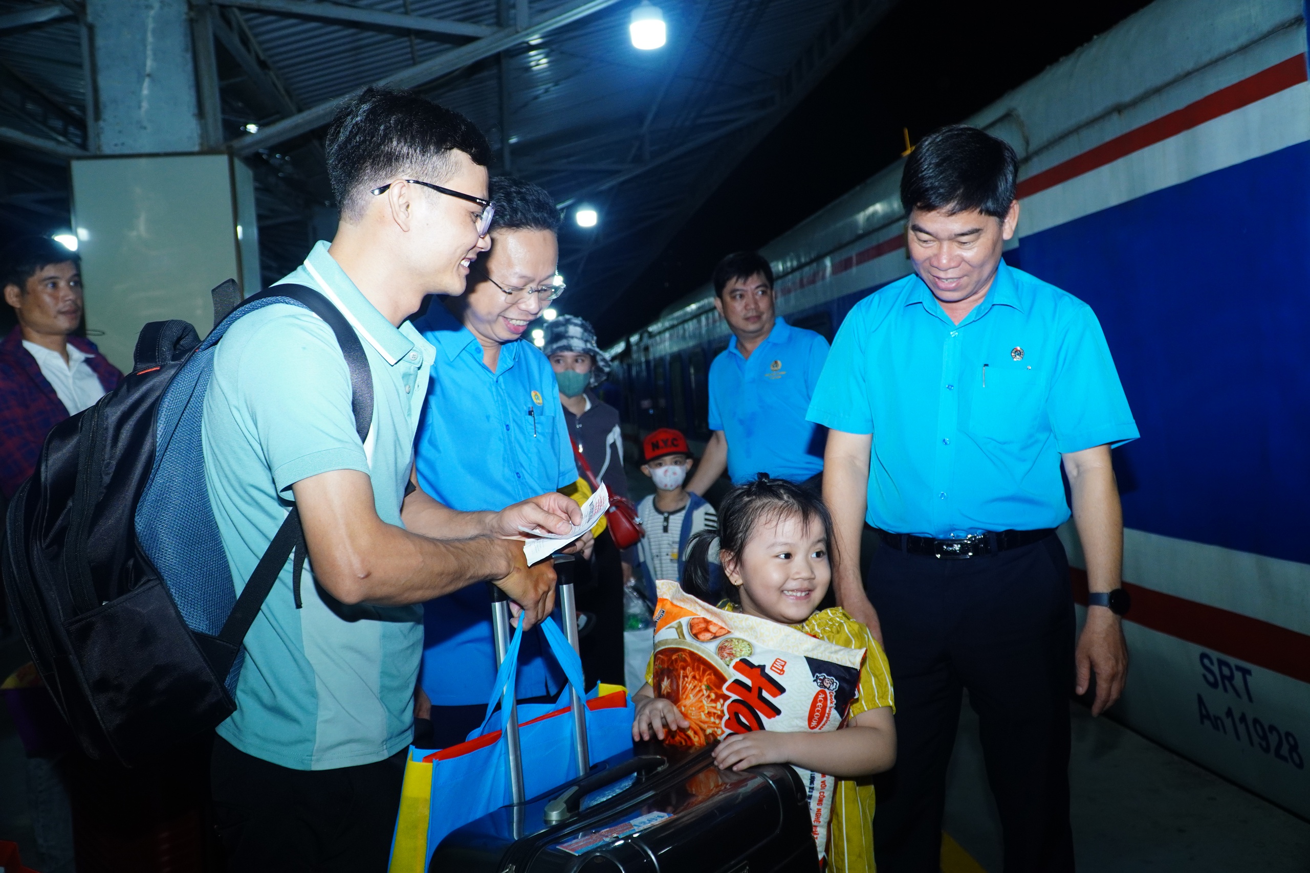 “Chuyến tàu mùa Xuân” đưa hơn 160 gia đình công nhân về quê đón Tết miễn phí- Ảnh 3.