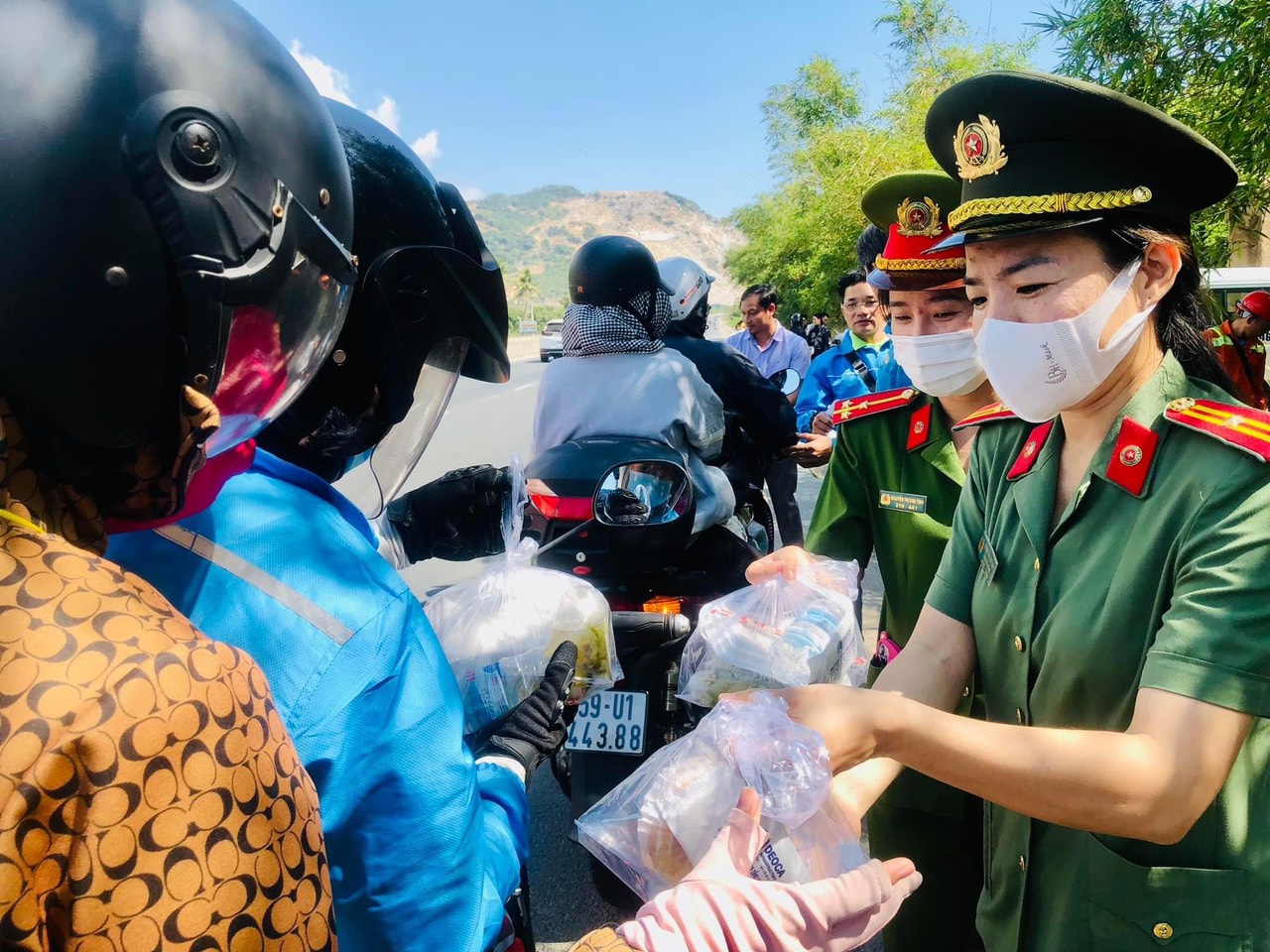 C&ocirc;ng đo&agrave;n hỗ trợ người d&acirc;n về qu&ecirc; đ&oacute;n Tết- Ảnh 1.