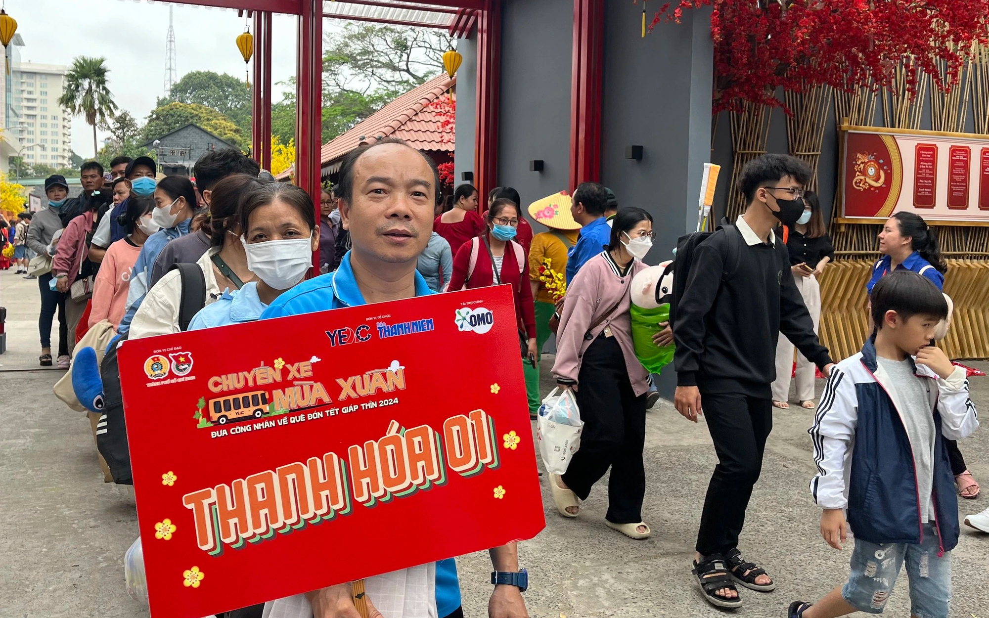 Công nhân xúc động khi về quê trên những “Chuyến xe 0 đồng”