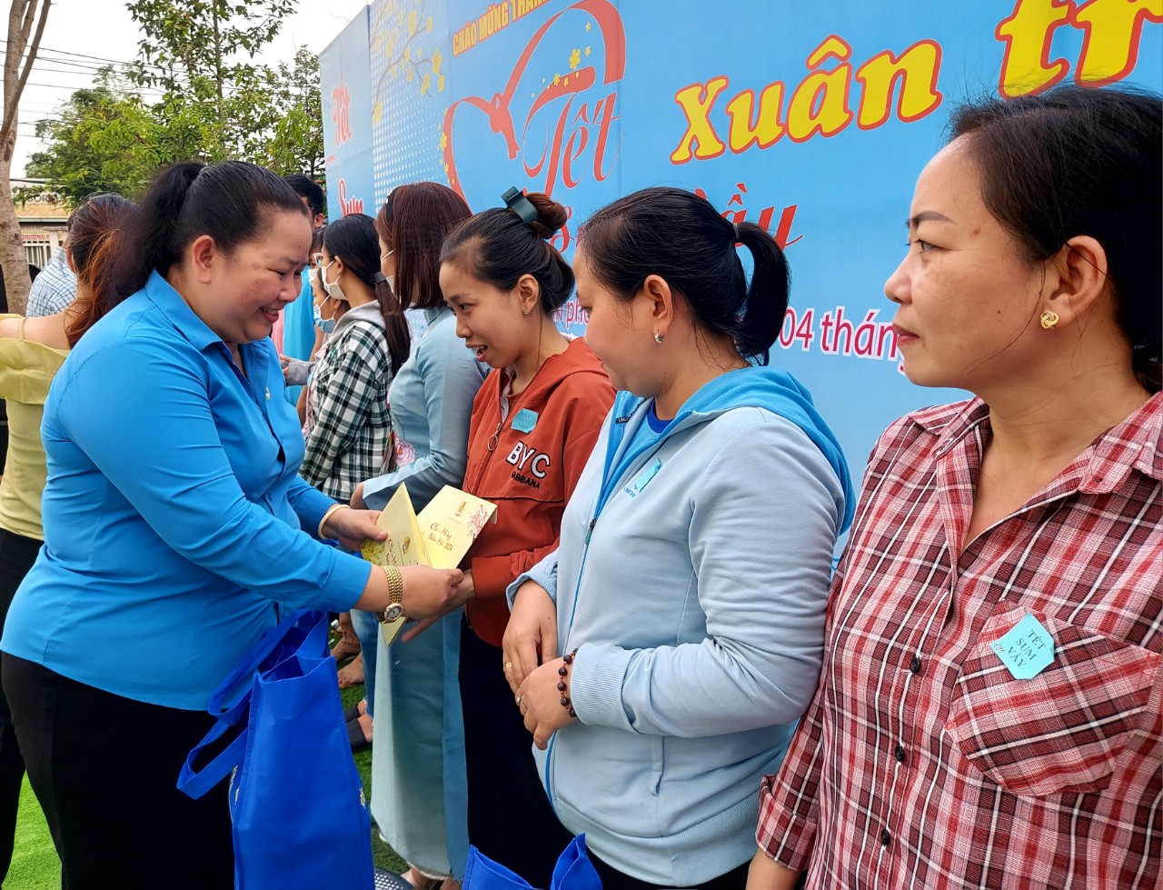 Chung tay chăm lo Tết cho lao động xa qu&ecirc;- Ảnh 4.