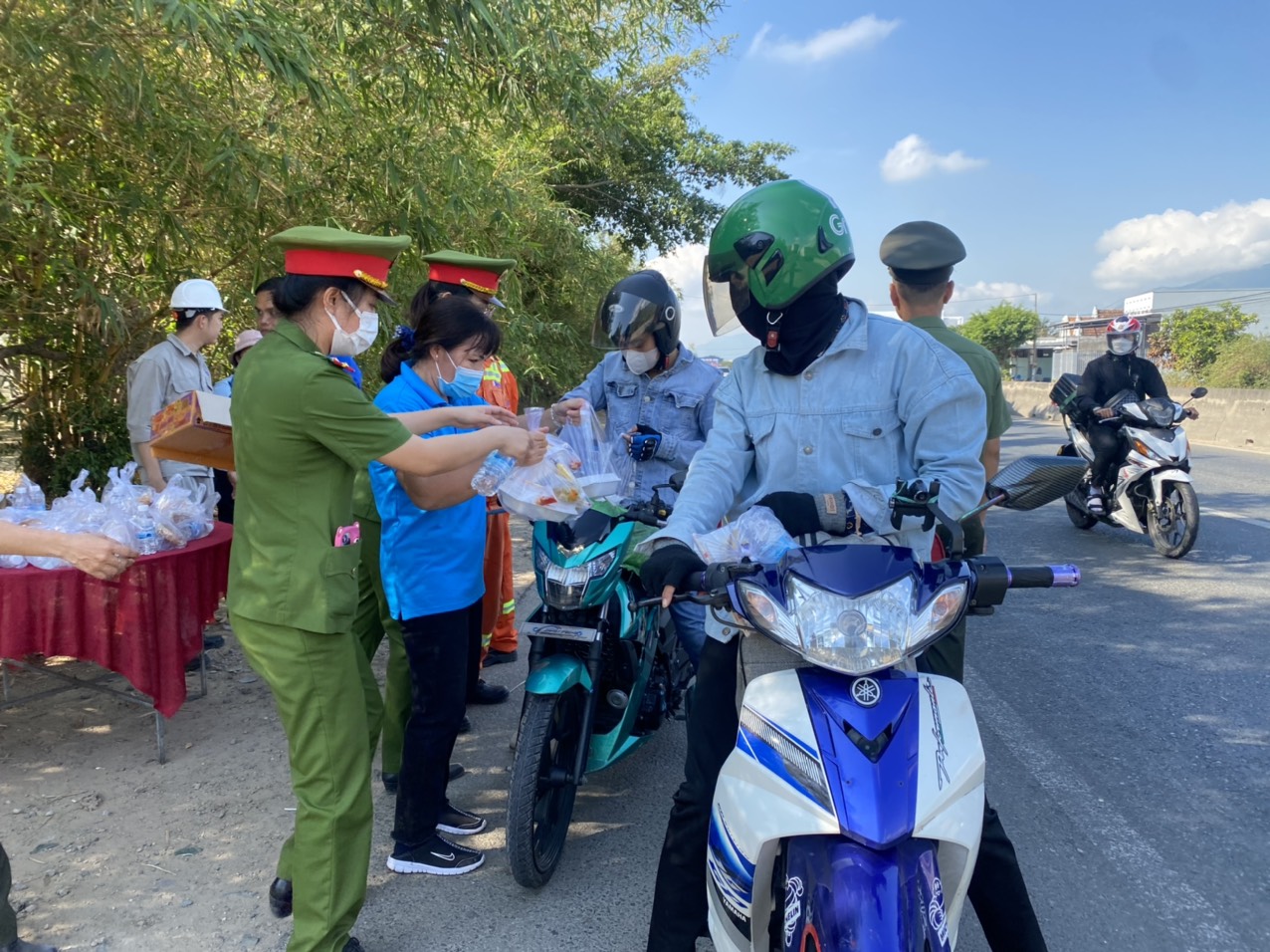 C&ocirc;ng đo&agrave;n hỗ trợ người d&acirc;n về qu&ecirc; đ&oacute;n Tết- Ảnh 7.