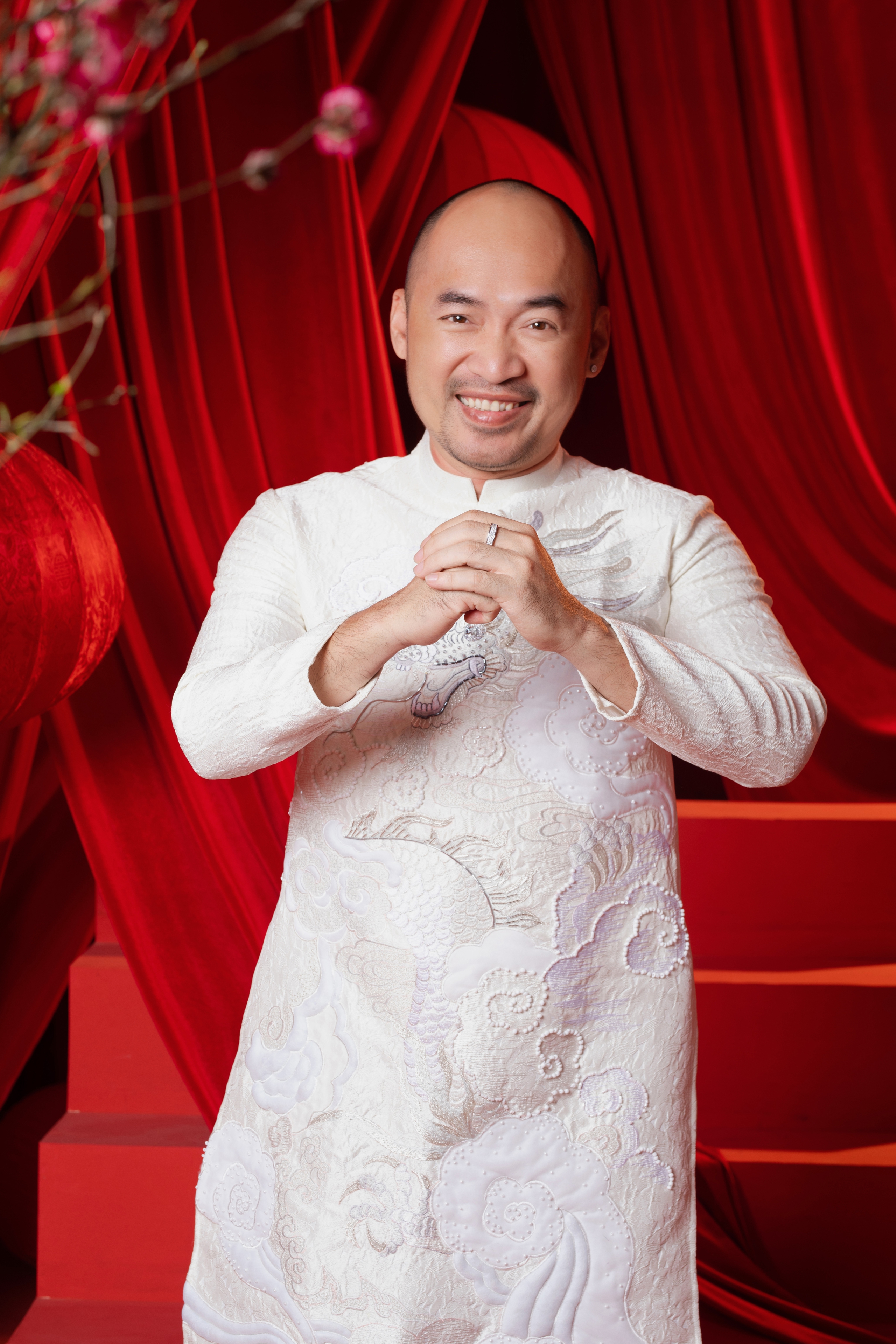 Gia đình Thu Trang - Tiến Luật diện áo dài mừng Xuân- Ảnh 1.