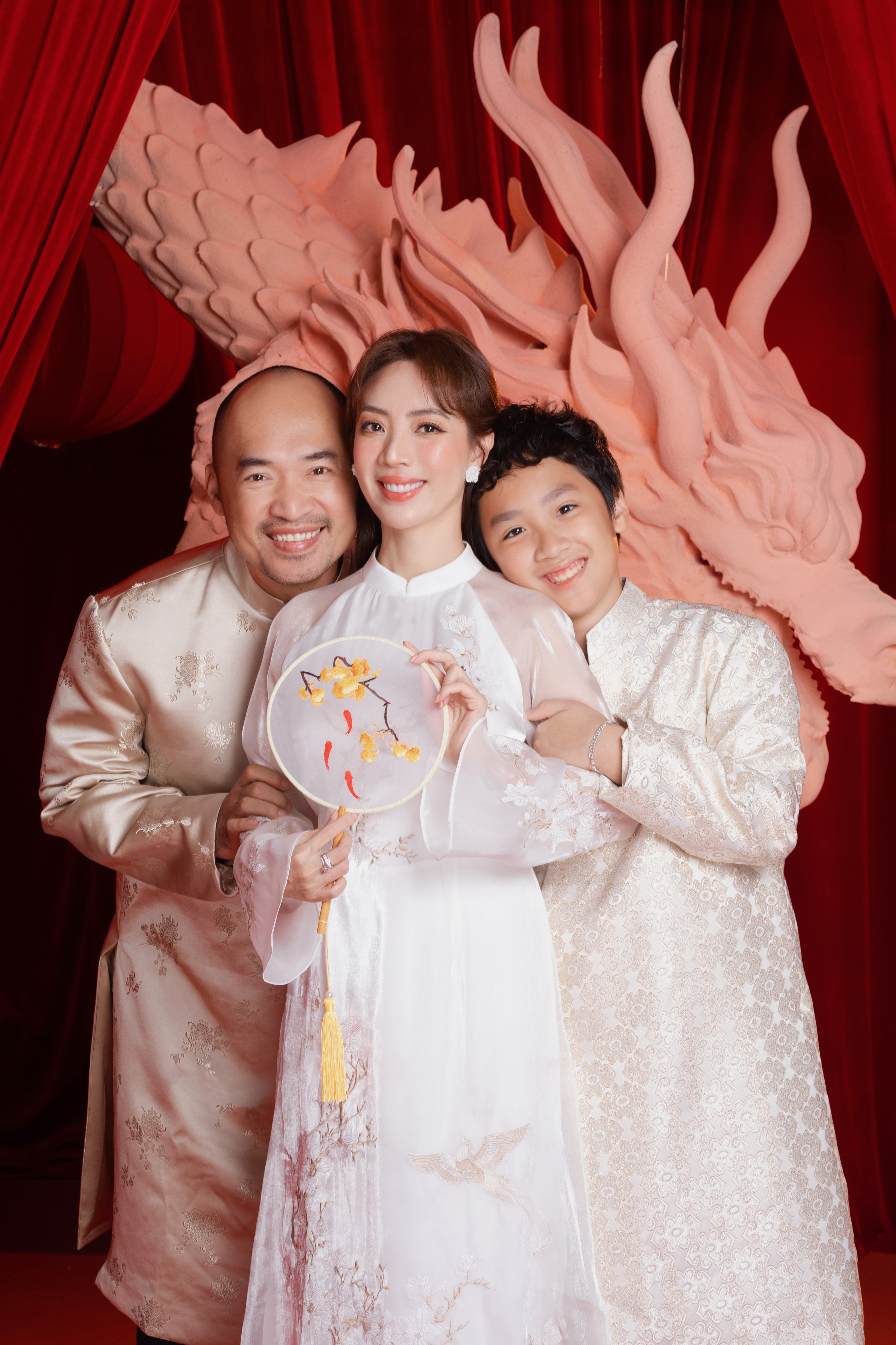 Gia đình Thu Trang - Tiến Luật diện áo dài mừng Xuân- Ảnh 10.