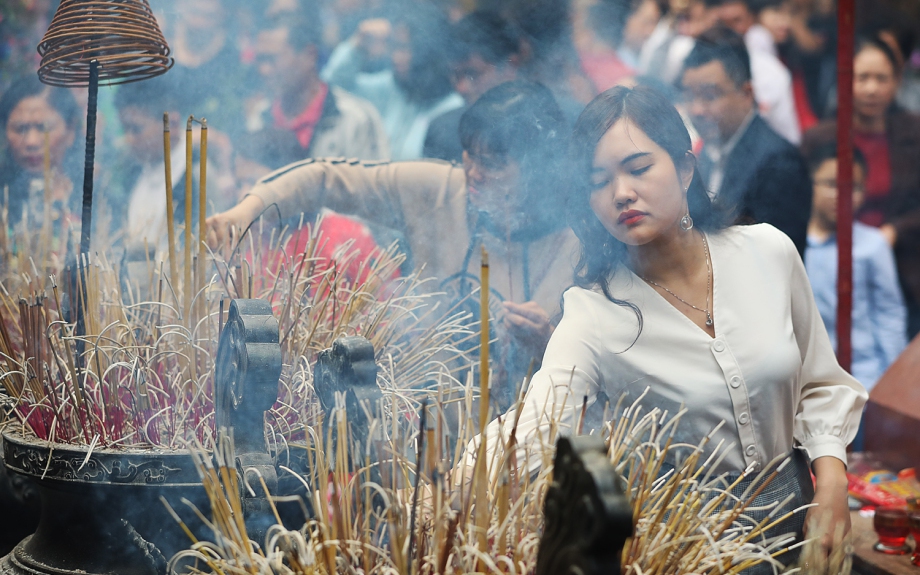 Tránh khói nhang càng xa càng tốt!