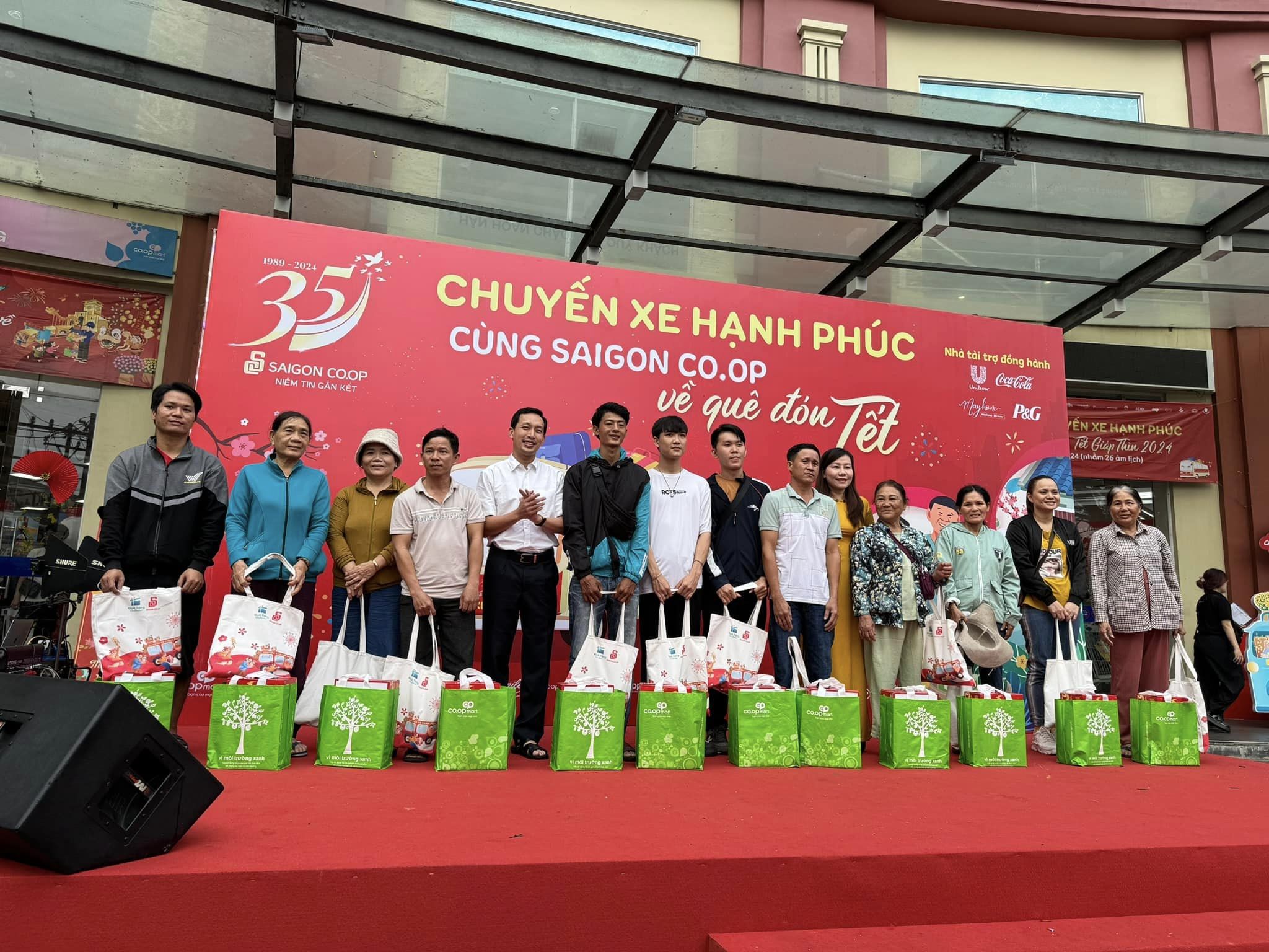 "Chuyến xe hạnh ph&uacute;c" đưa miễn ph&iacute; 900 người d&acirc;n về qu&ecirc; đ&oacute;n Tết- Ảnh 2.