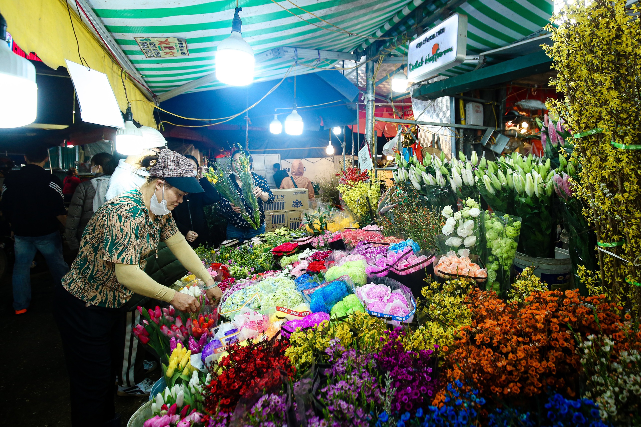Chợ hoa Quảng B&aacute; nhộn nhịp những ng&agrave;y cận Tết Gi&aacute;p Th&igrave;n 2024- Ảnh 2.