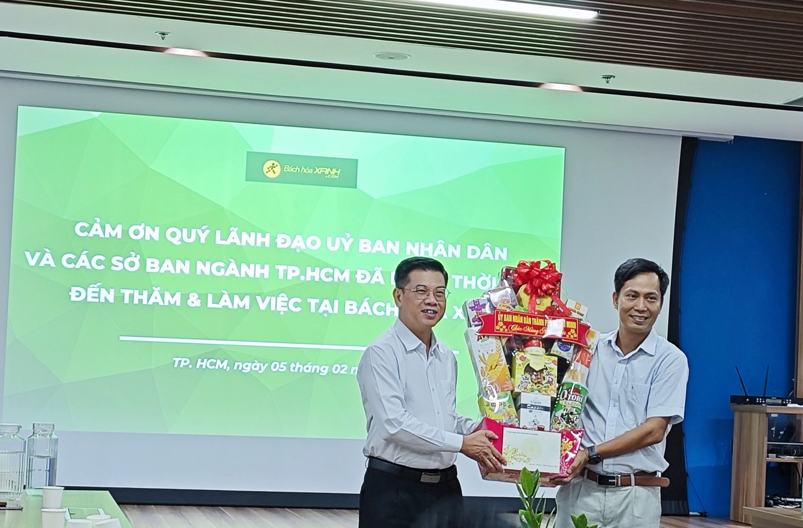 Doanh nghiệp giao hàng đến 22 giờ, siêu thị không để khách chờ tính tiền quá 5 phút- Ảnh 1.