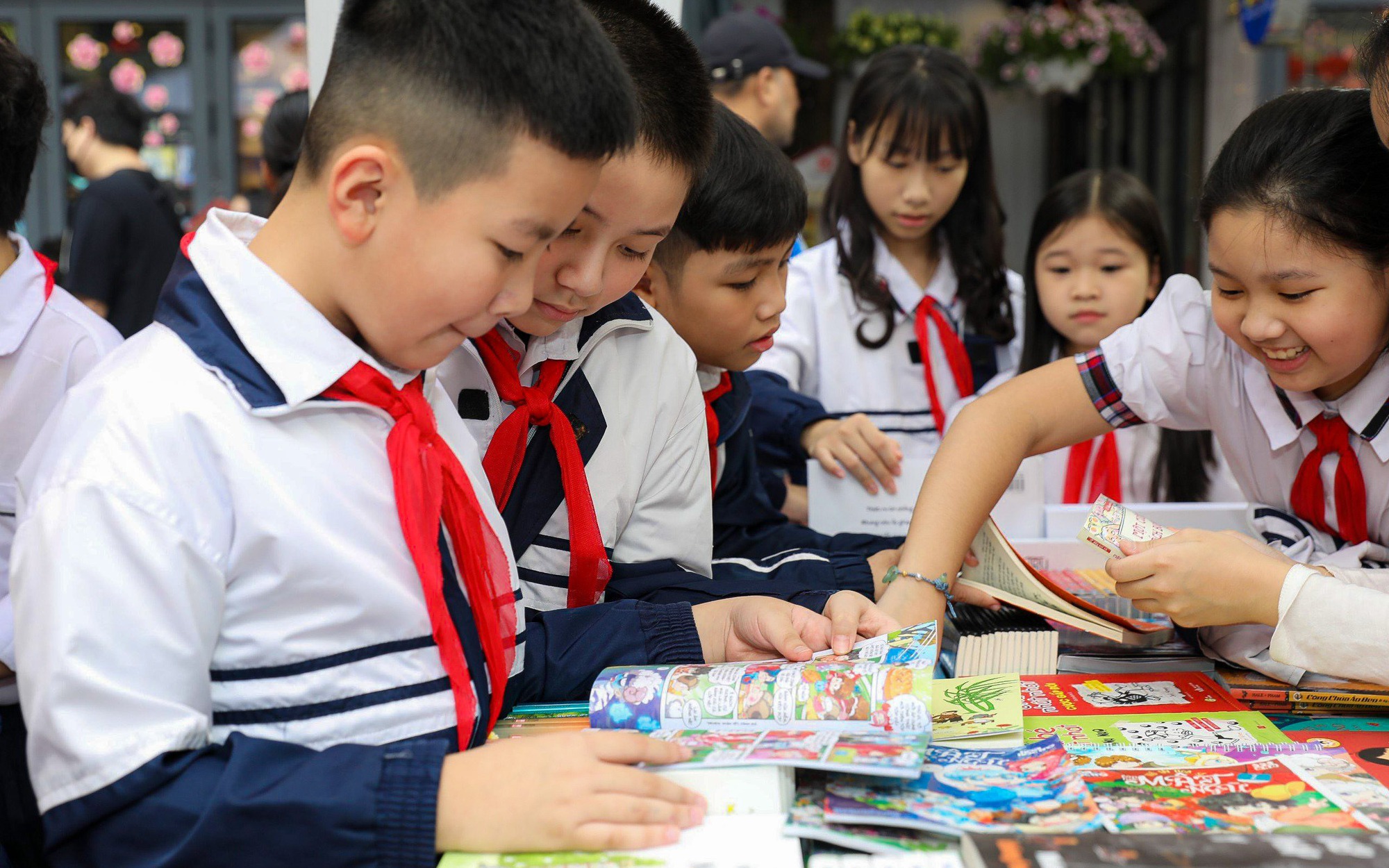 Phố sách Xuân Giáp Thìn thu hút đông đảo người dân và du khách