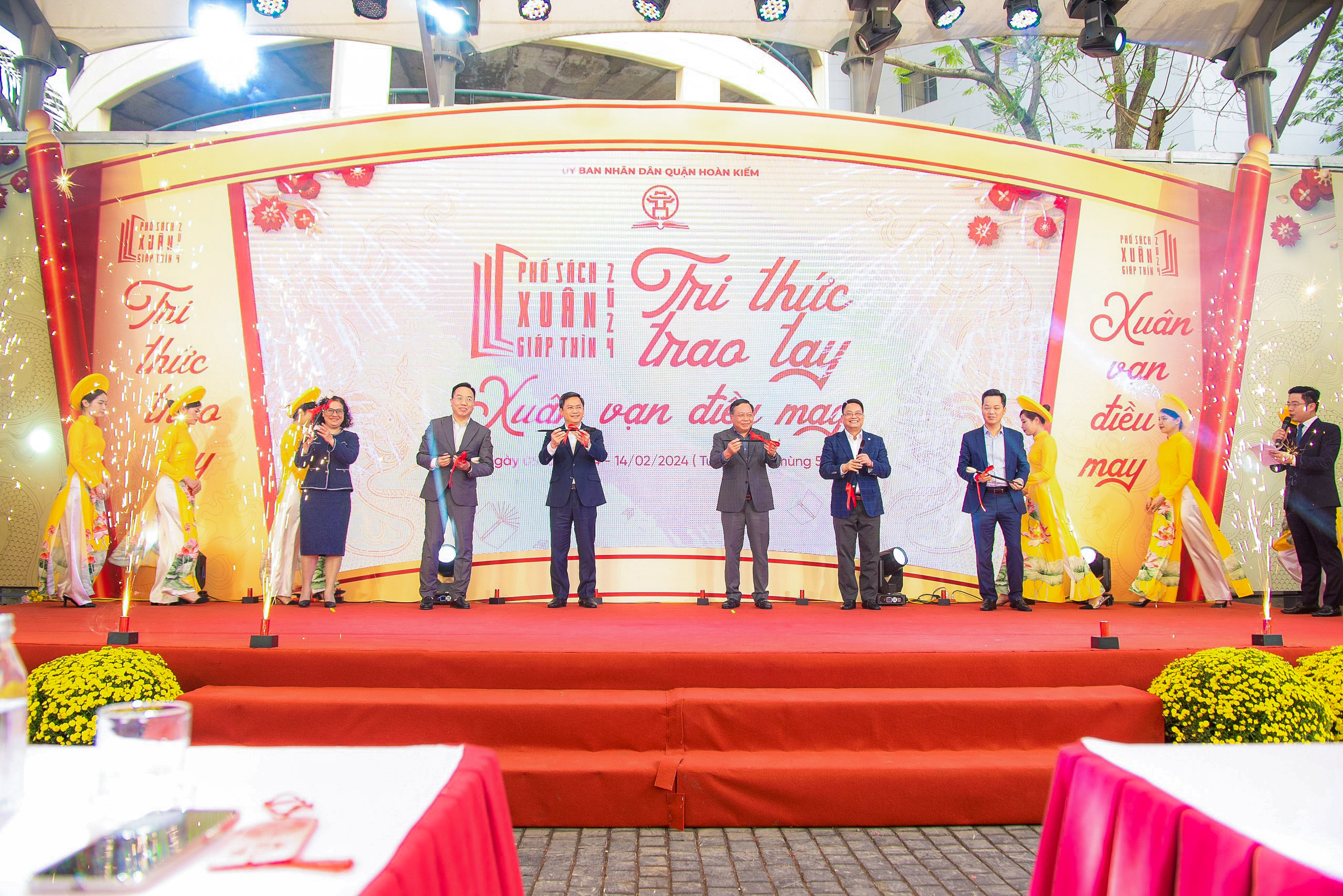 Phố sách Xuân Giáp Thìn thu hút đông đảo người dân và du khách- Ảnh 1.