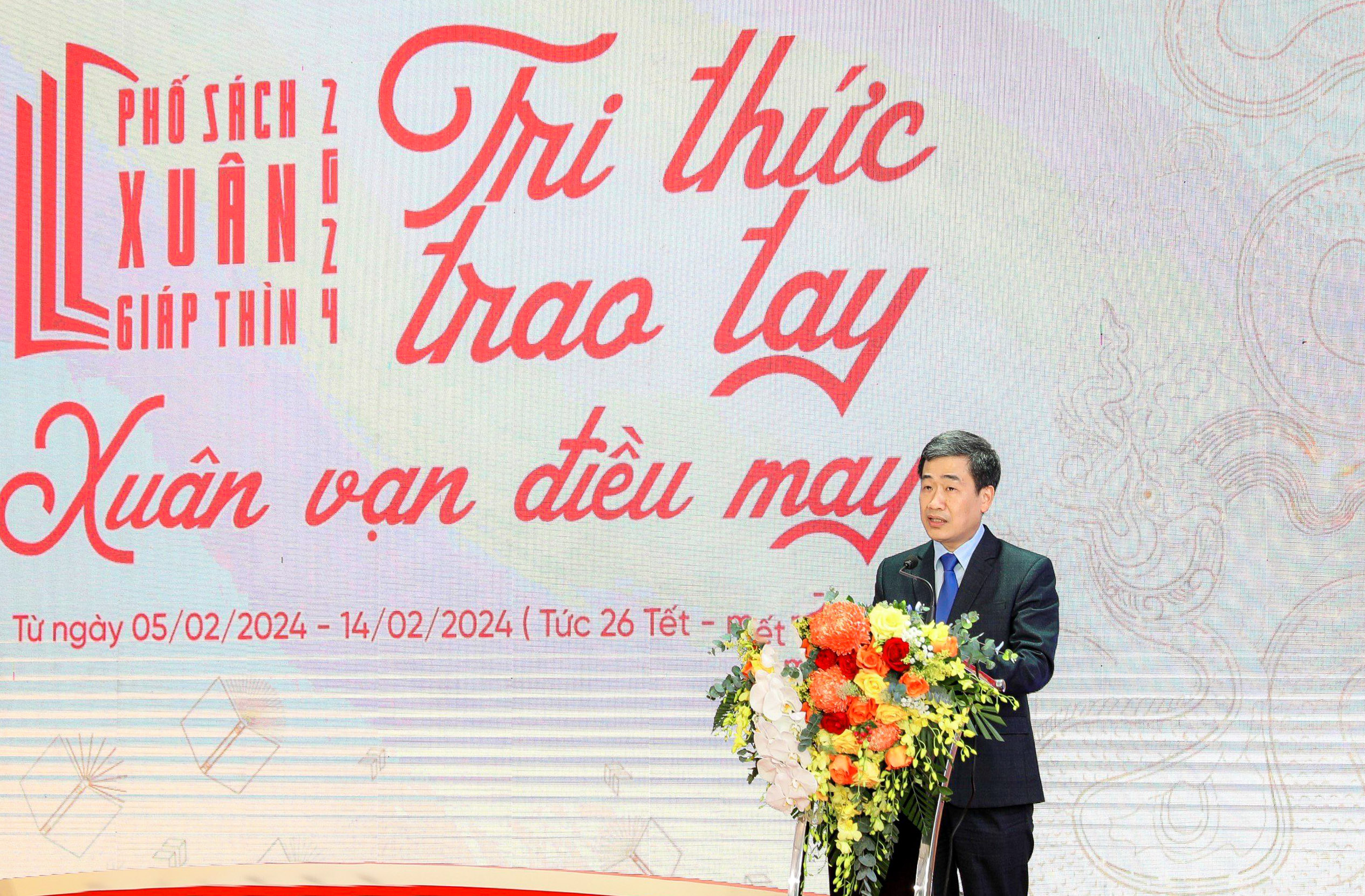 Phố sách Xuân Giáp Thìn thu hút đông đảo người dân và du khách- Ảnh 4.