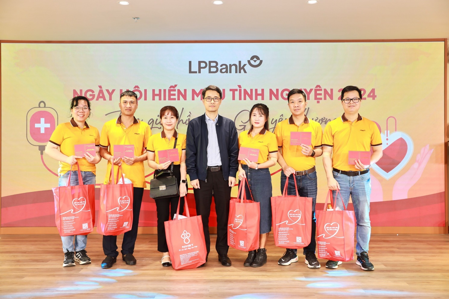 LPBank tổ chức ng&agrave;y hội hiến m&aacute;u t&igrave;nh nguyện 2024 &ldquo;Trao giọt hồng - Gửi y&ecirc;u thương&rdquo;- Ảnh 5.
