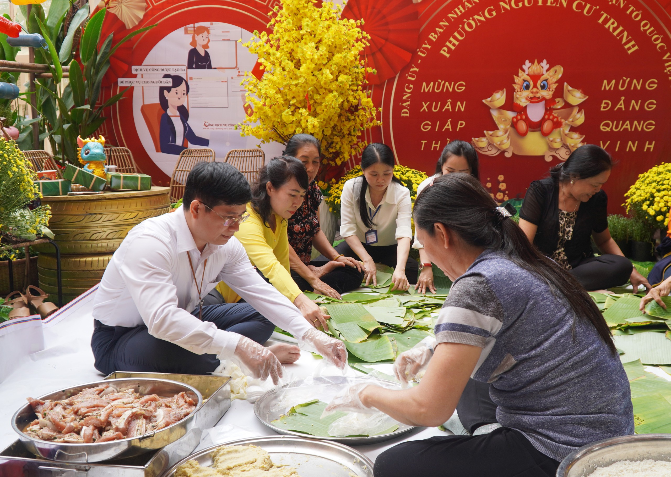 Nấu 500 b&aacute;nh chưng tặng người d&acirc;n kh&oacute; khăn- Ảnh 2.