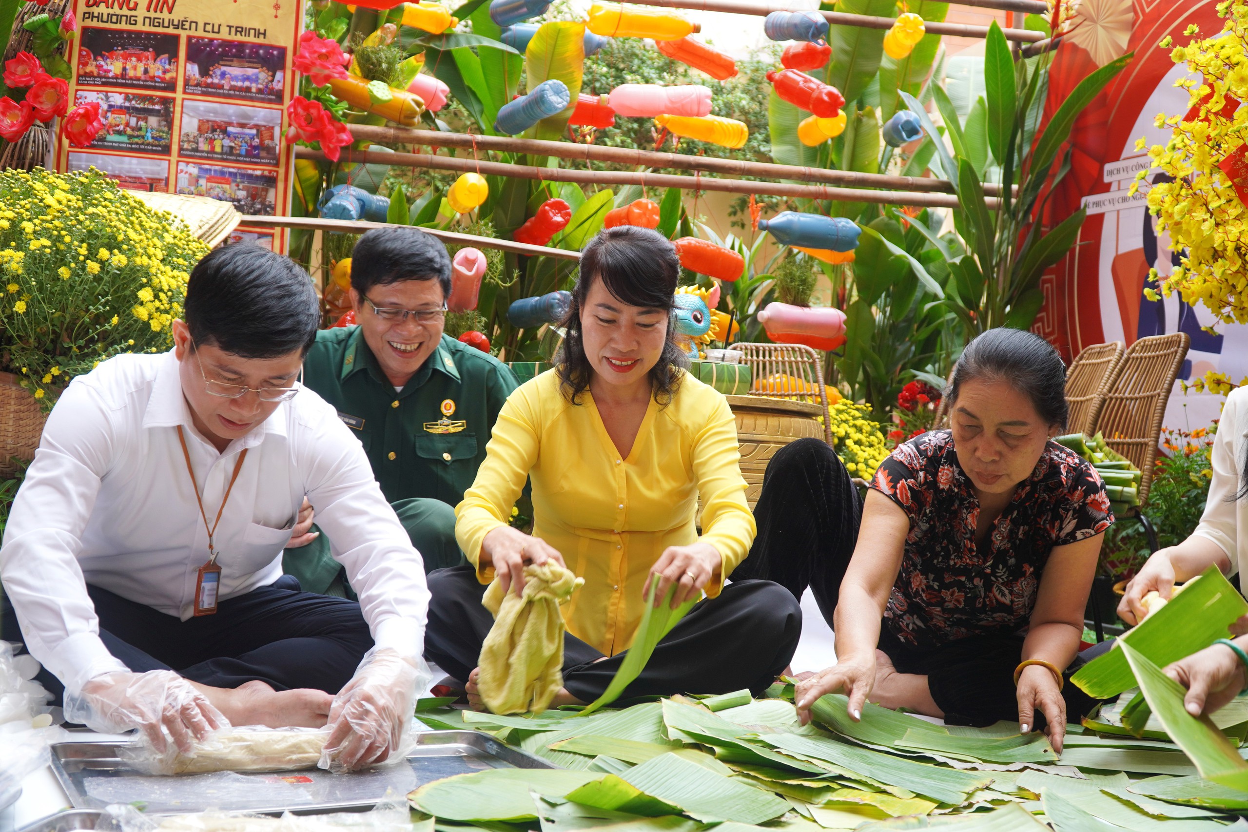 Nấu 500 b&aacute;nh chưng tặng người d&acirc;n kh&oacute; khăn- Ảnh 1.
