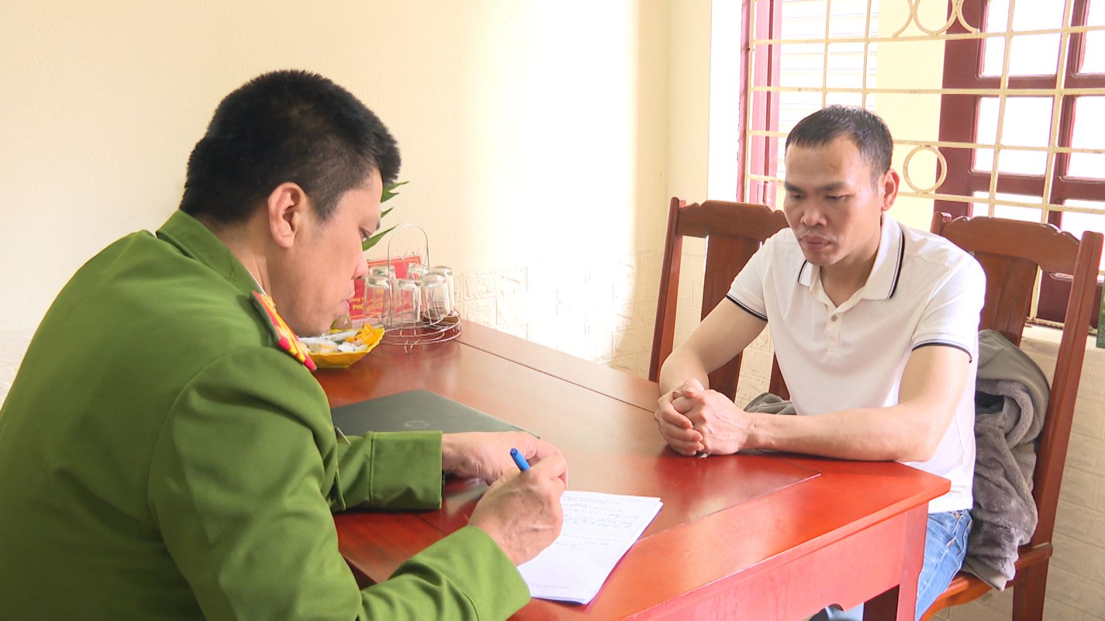 Kẻ trốn truy n&atilde; nguy hiểm ra đầu th&uacute; sau 9 năm lẩn trốn- Ảnh 1.