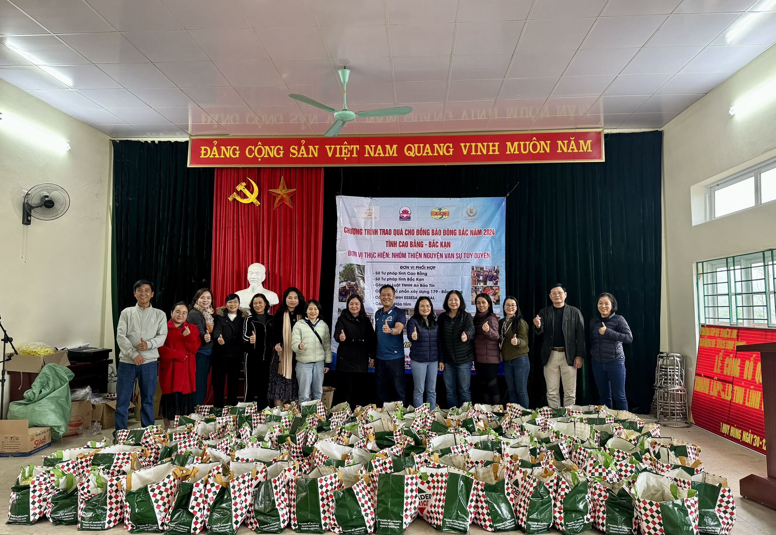 "Xuân sum vầy - Tết sẻ chia": Những chuyến thiện nguyện ý nghĩa- Ảnh 2.