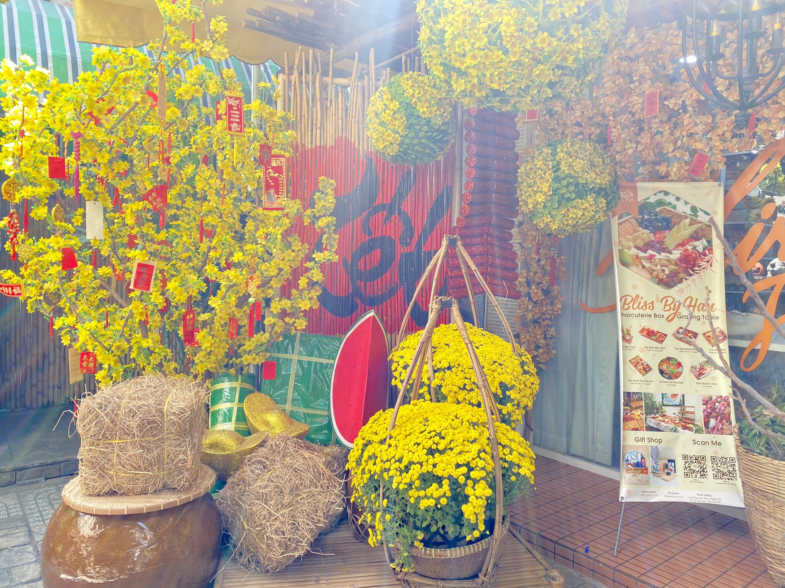 TP HCM: Hàng quán "hốt bạc" nhờ trang trí Tết lộng lẫy- Ảnh 5.