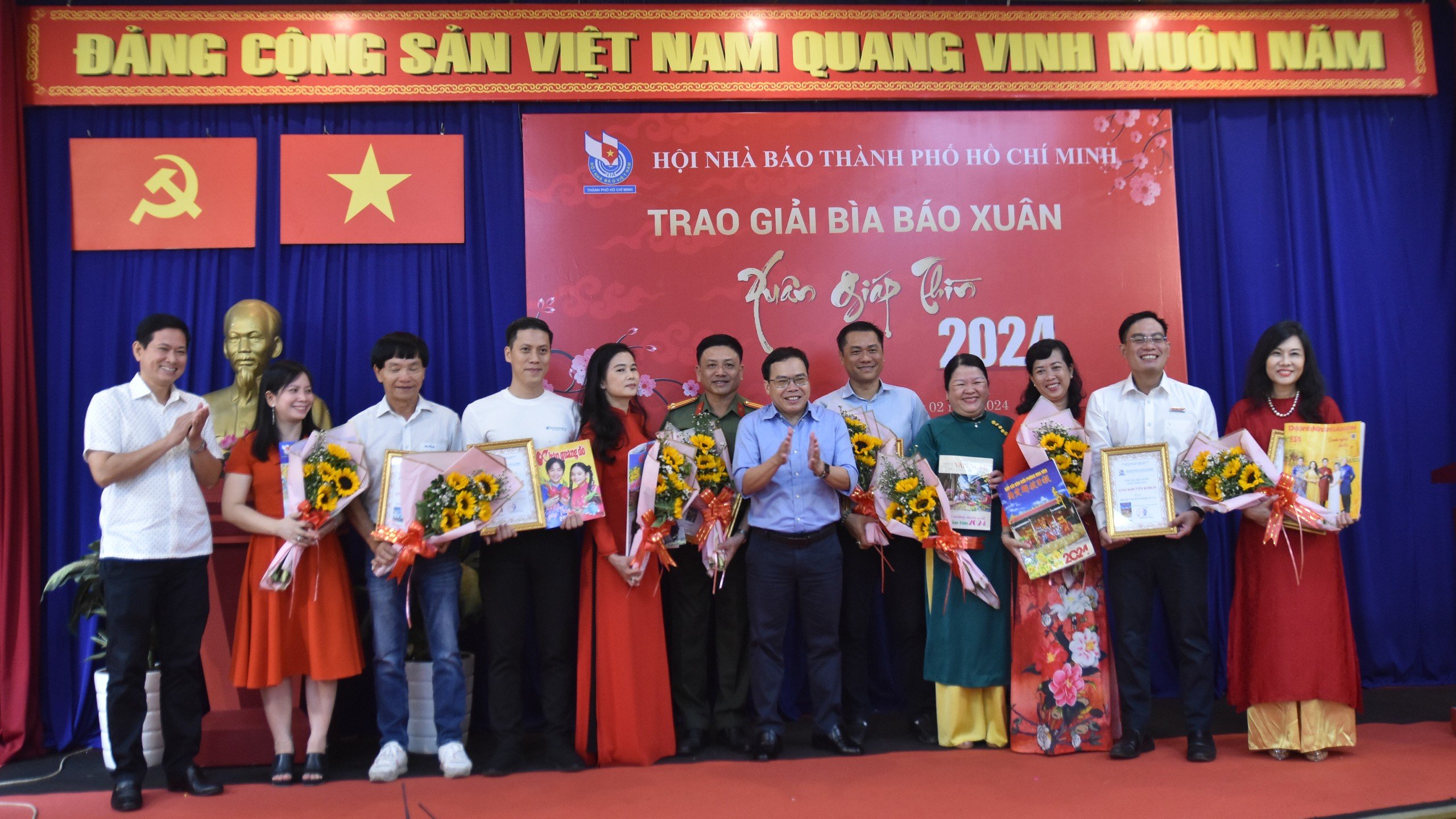 Báo Người Lao Động đoạt giải nhì Giải Bìa báo Xuân Giáp Thìn 2024- Ảnh 2.
