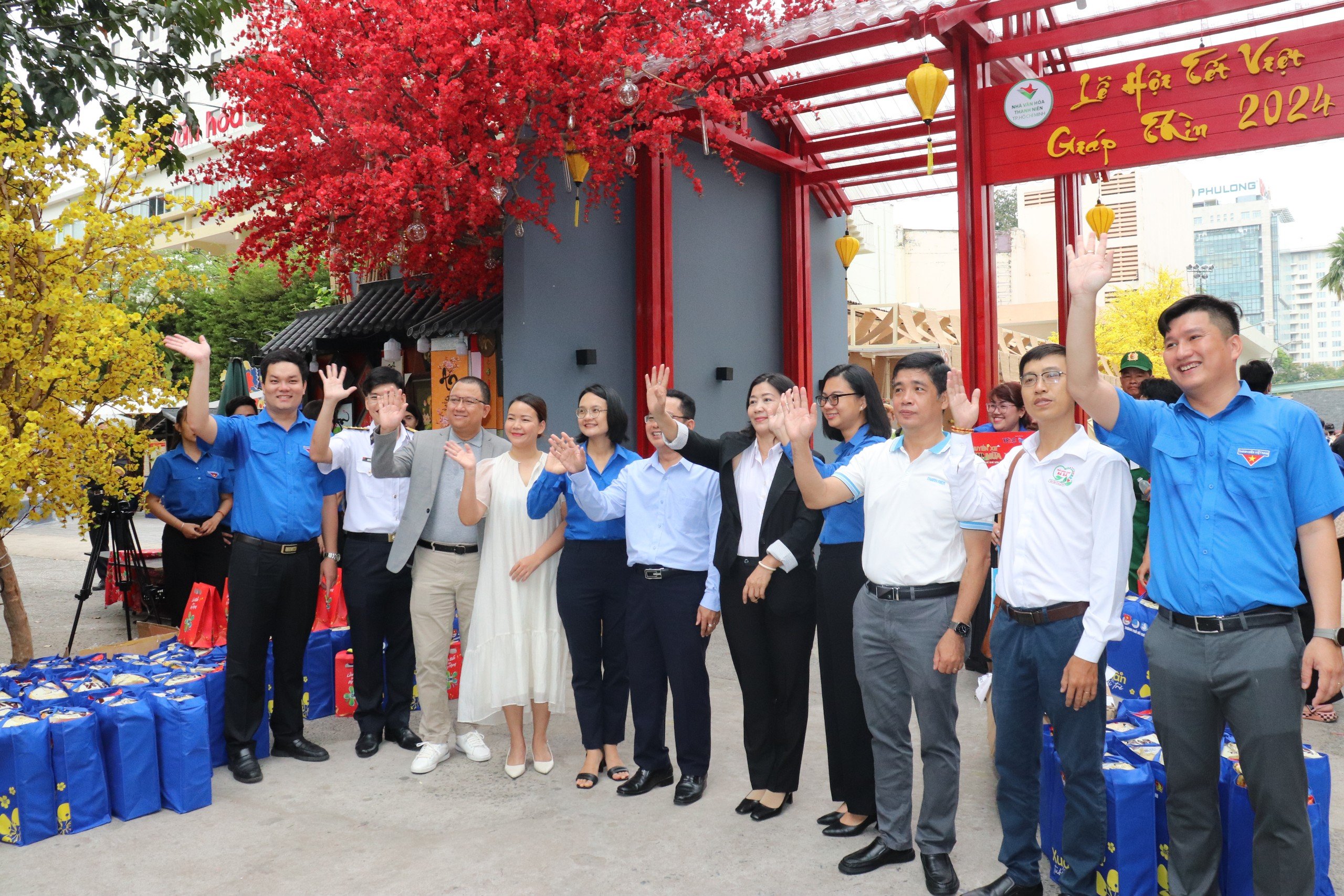 Công nhân xúc động khi về quê trên những “Chuyến xe 0 đồng”- Ảnh 6.