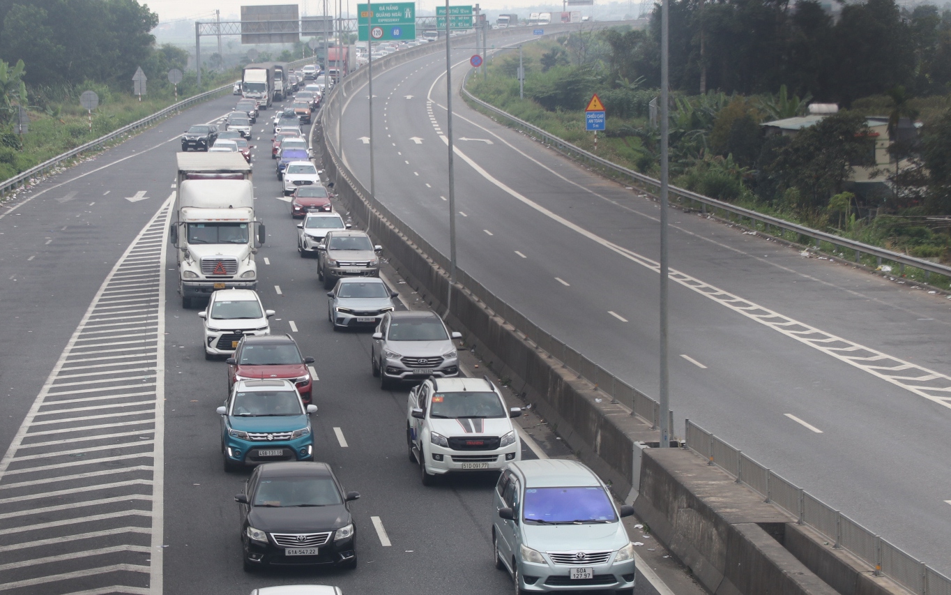 Tuyến cao tốc Đ&agrave; Nẵng - Quảng Ng&atilde;i &ugrave;n tắc trầm trọng