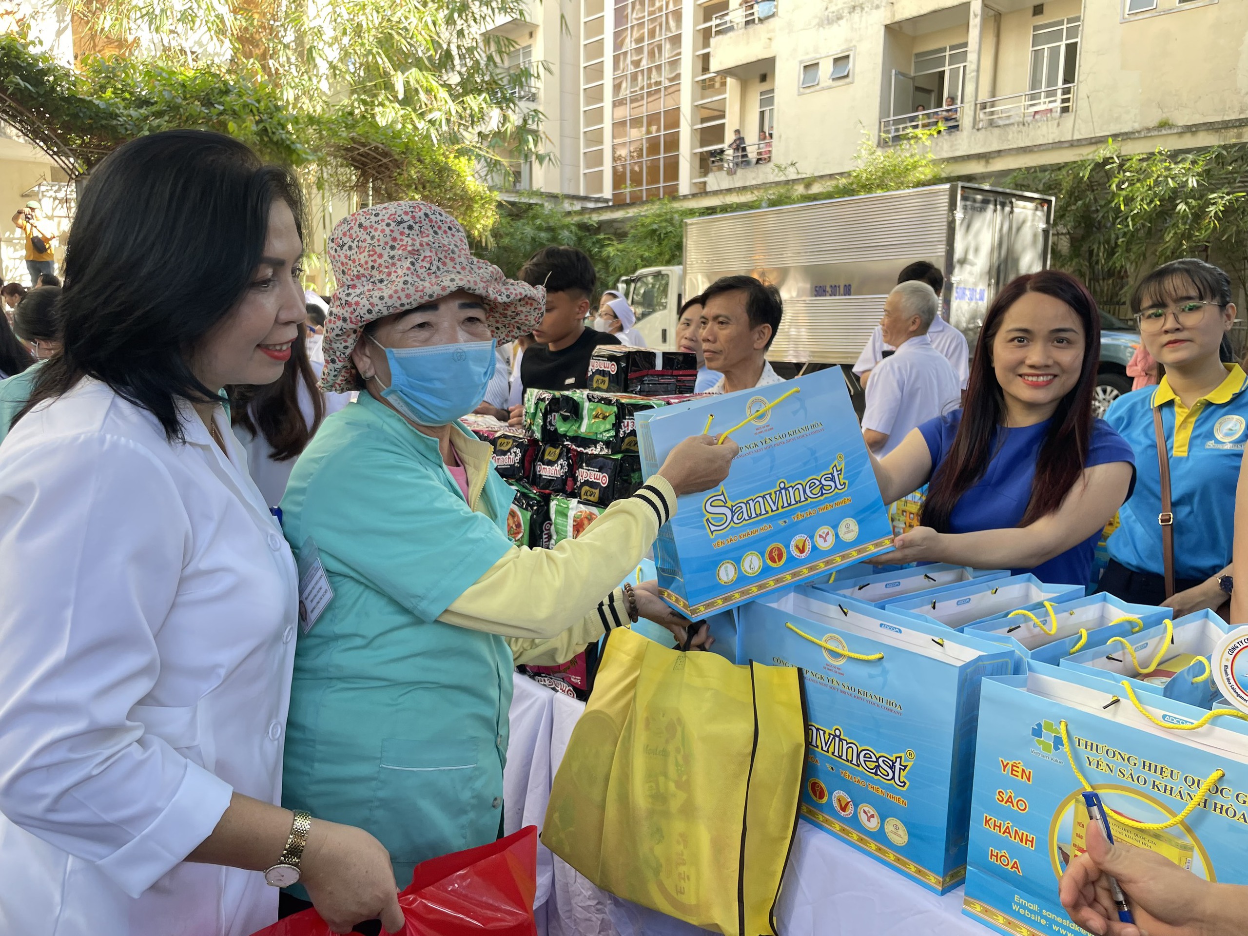 "Phi&ecirc;n chợ Tết 0 đồng" đến với bệnh nh&acirc;n kh&oacute; khăn Kh&aacute;nh H&ograve;a- Ảnh 4.