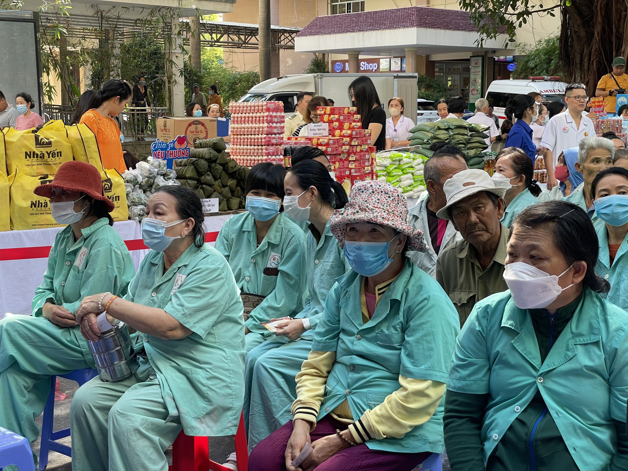 "Phi&ecirc;n chợ Tết 0 đồng" đến với bệnh nh&acirc;n kh&oacute; khăn Kh&aacute;nh H&ograve;a- Ảnh 2.