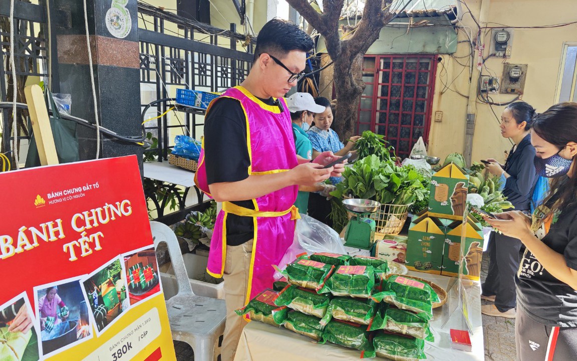 Bánh chưng Đất Tổ làm ngàn chiếc mỗi ngày vẫn không đủ bán