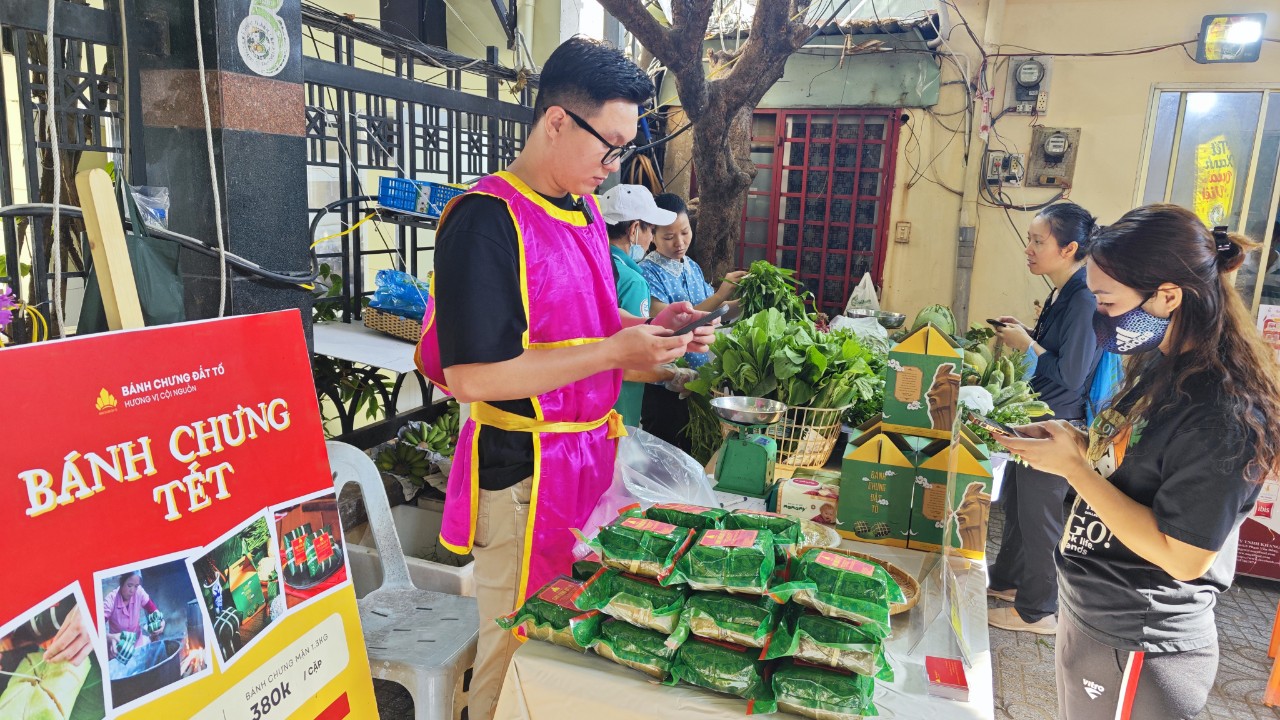 B&aacute;nh chưng Đất Tổ l&agrave;m ng&agrave;n chiếc mỗi ng&agrave;y vẫn kh&ocirc;ng đủ b&aacute;n
- Ảnh 1.