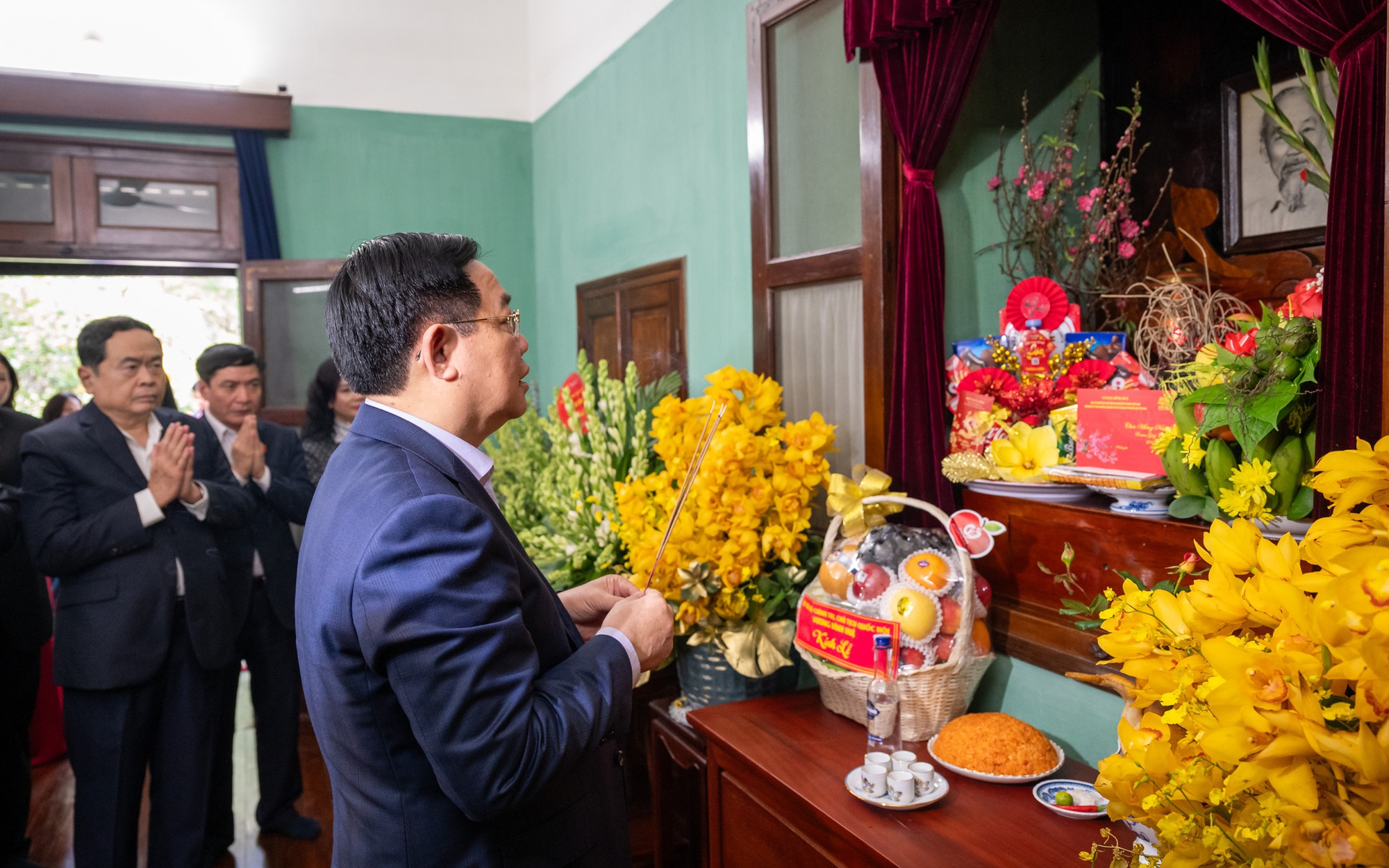 Chủ tịch QH Vương Đ&igrave;nh Huệ d&acirc;ng hương tưởng niệm Chủ tịch Hồ Ch&iacute; Minh tại Nh&agrave; 67
