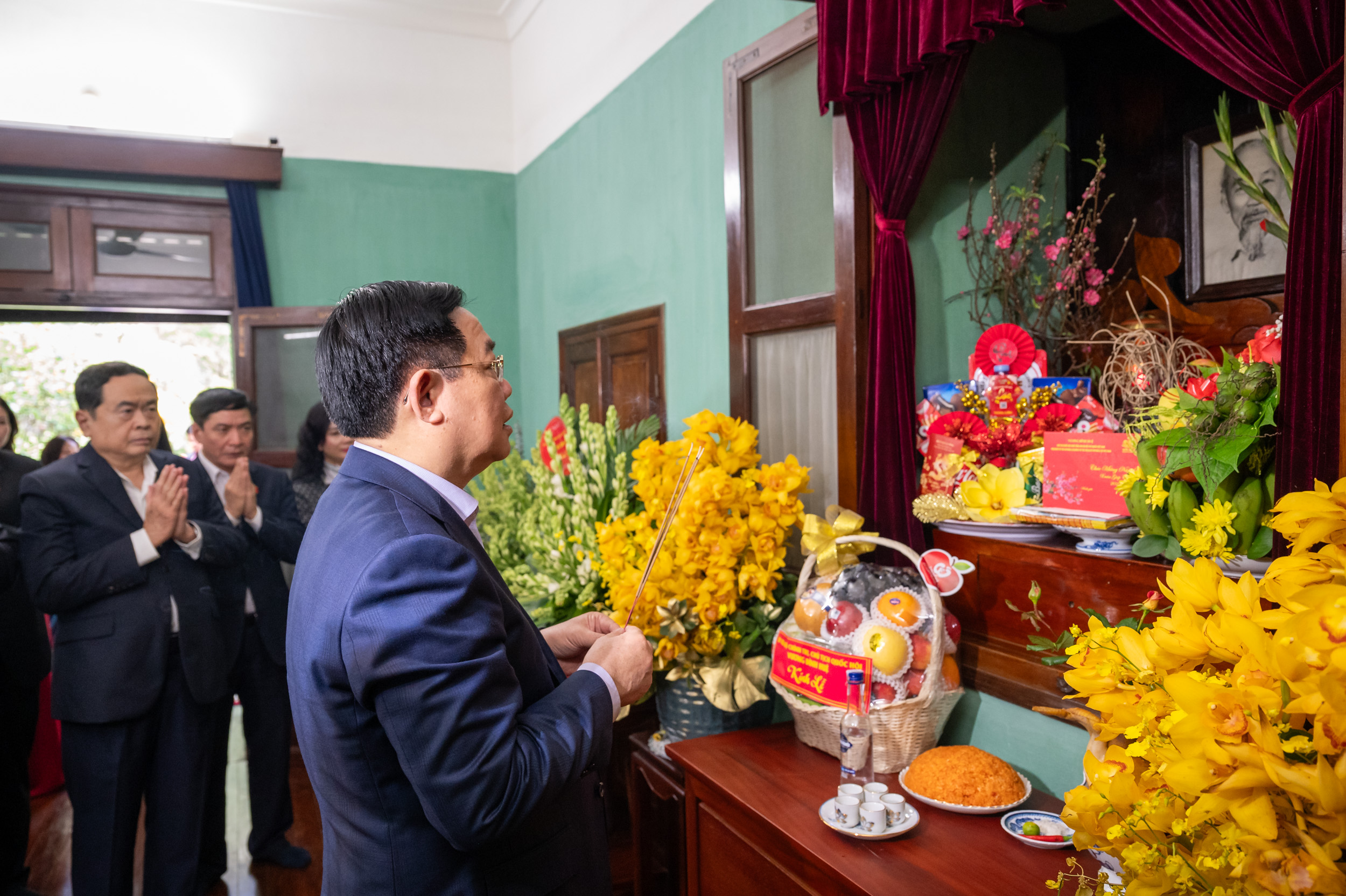 Chủ tịch QH Vương Đ&igrave;nh Huệ d&acirc;ng hương tưởng niệm Chủ tịch Hồ Ch&iacute; Minh tại Nh&agrave; 67- Ảnh 1.