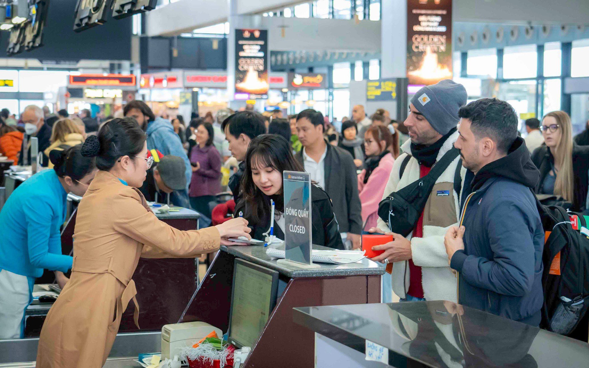 Khách bay qua sân bay Nội Bài tới hơn trăm ngàn lượt/ngày