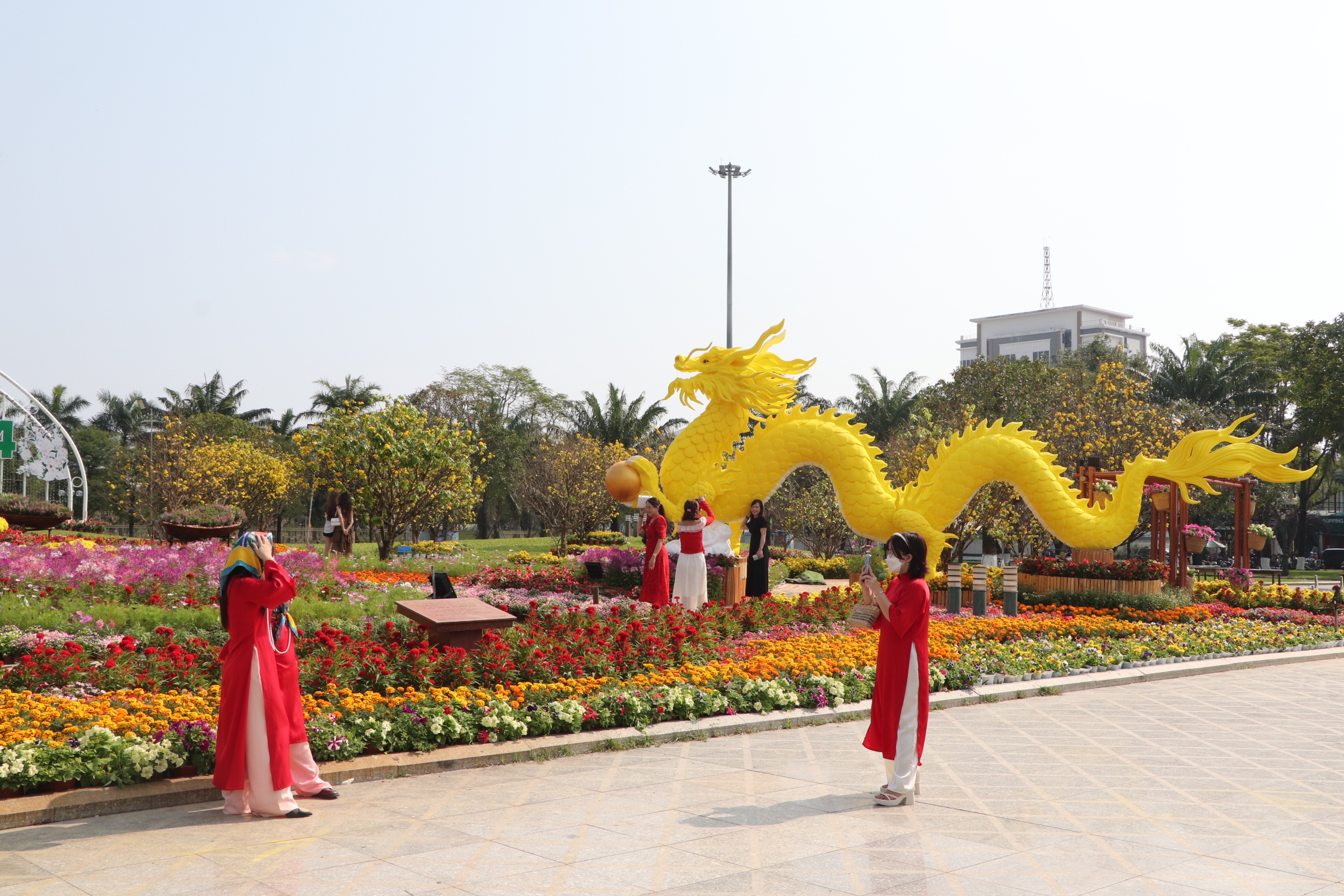 Th&iacute;ch th&uacute; check-in b&ecirc;n cặp linh vật rồng v&agrave;ng xứ Quảng- Ảnh 14.