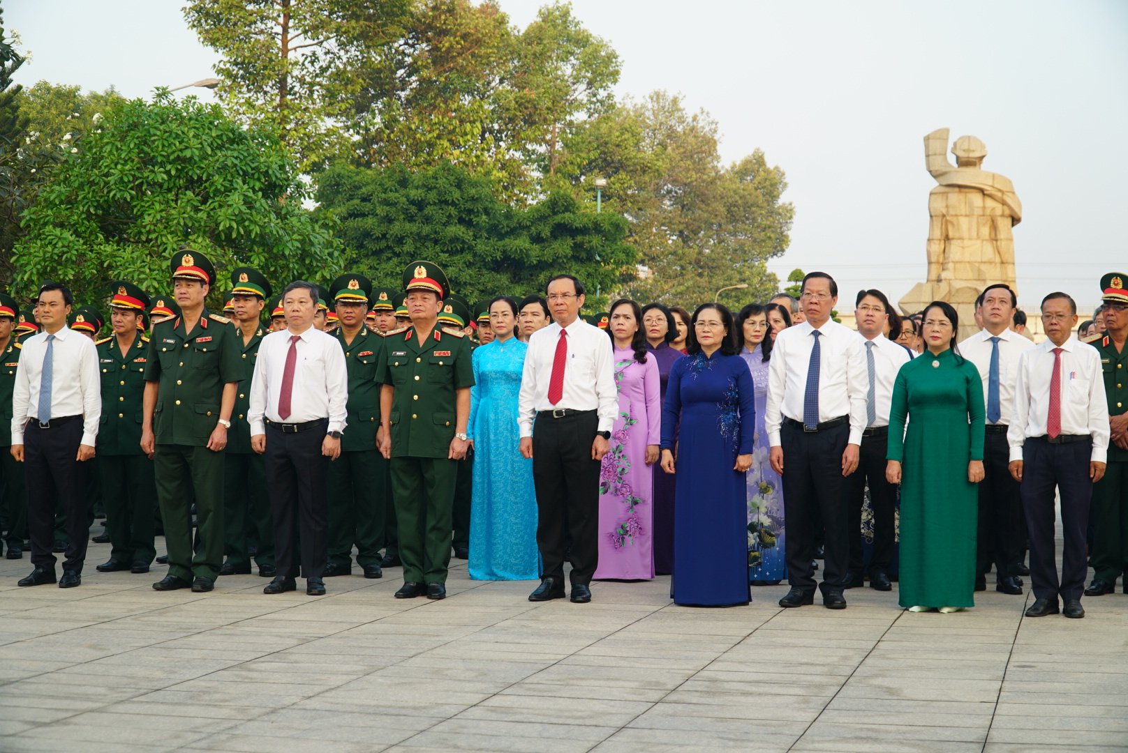Bí thư Nguyễn Văn Nên dâng hoa, dâng hương các anh hùng liệt sĩ- Ảnh 2.