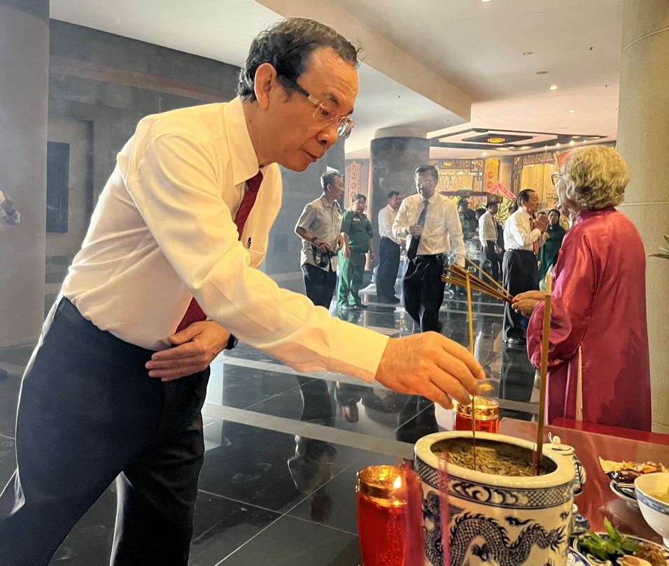 Bí thư Nguyễn Văn Nên dâng hoa, dâng hương các anh hùng liệt sĩ- Ảnh 4.