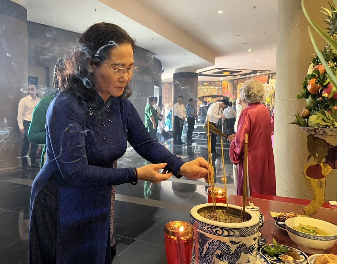 Bí thư Nguyễn Văn Nên dâng hoa, dâng hương các anh hùng liệt sĩ- Ảnh 6.