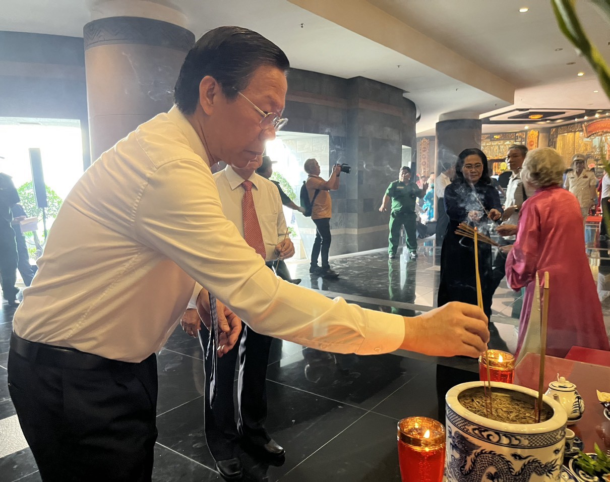 Bí thư Nguyễn Văn Nên dâng hoa, dâng hương các anh hùng liệt sĩ- Ảnh 5.