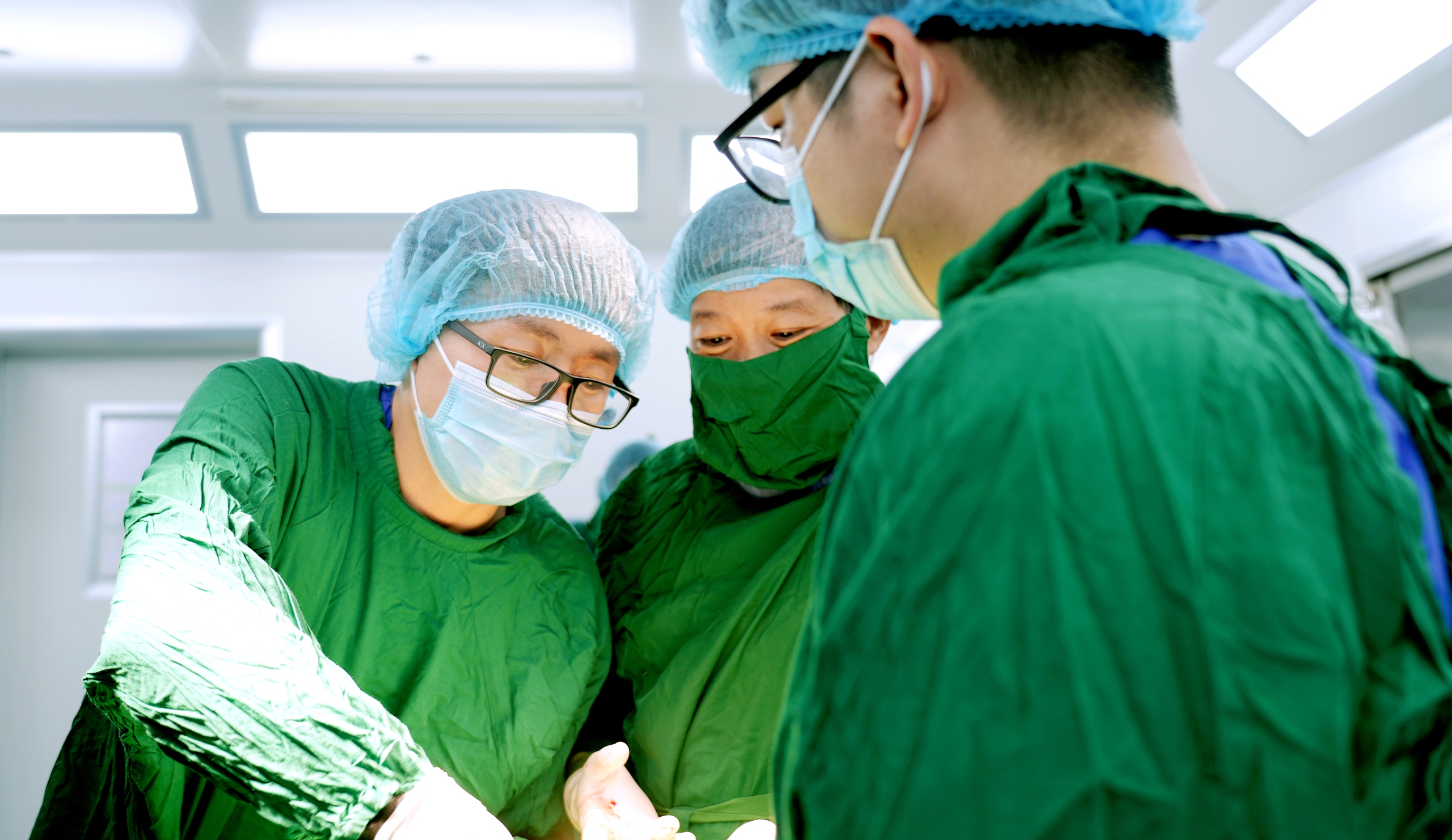 Rối loạn cương dương nặng, nam trung ni&ecirc;n phải đặt thể hang nh&acirc;n tạo- Ảnh 1.