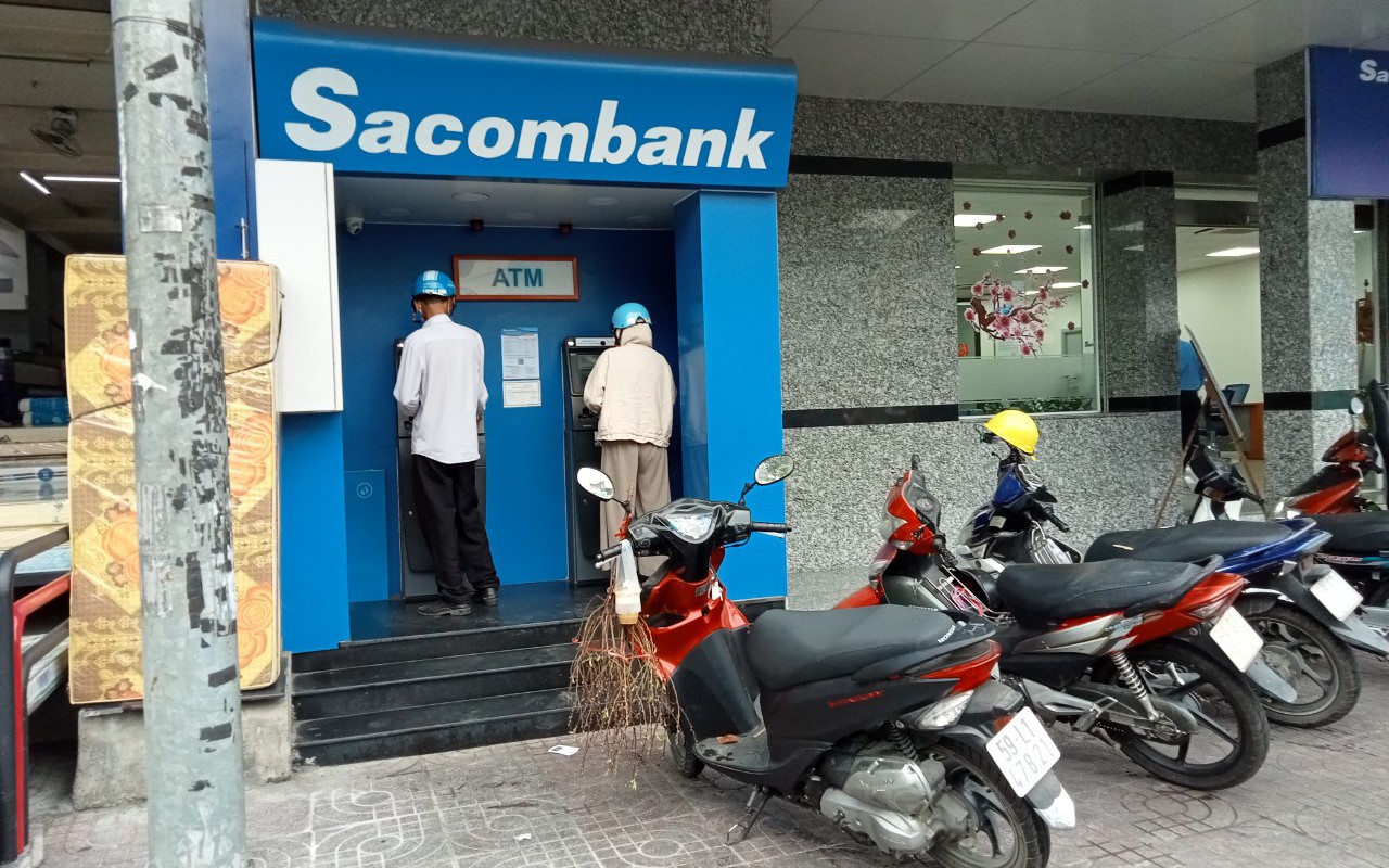Khung cảnh trái ngược tại các trụ ATM ngày cận Tết
