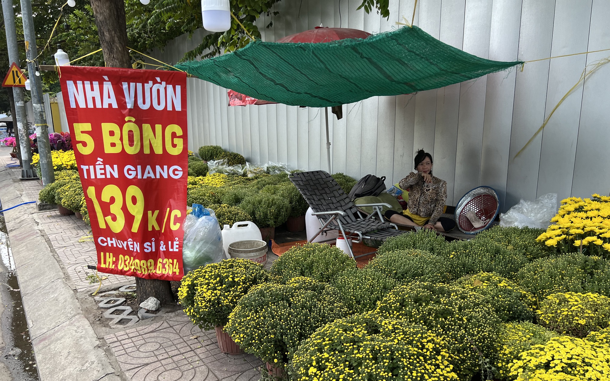 Đủ kiểu xả hàng hoa Tết ở TP HCM