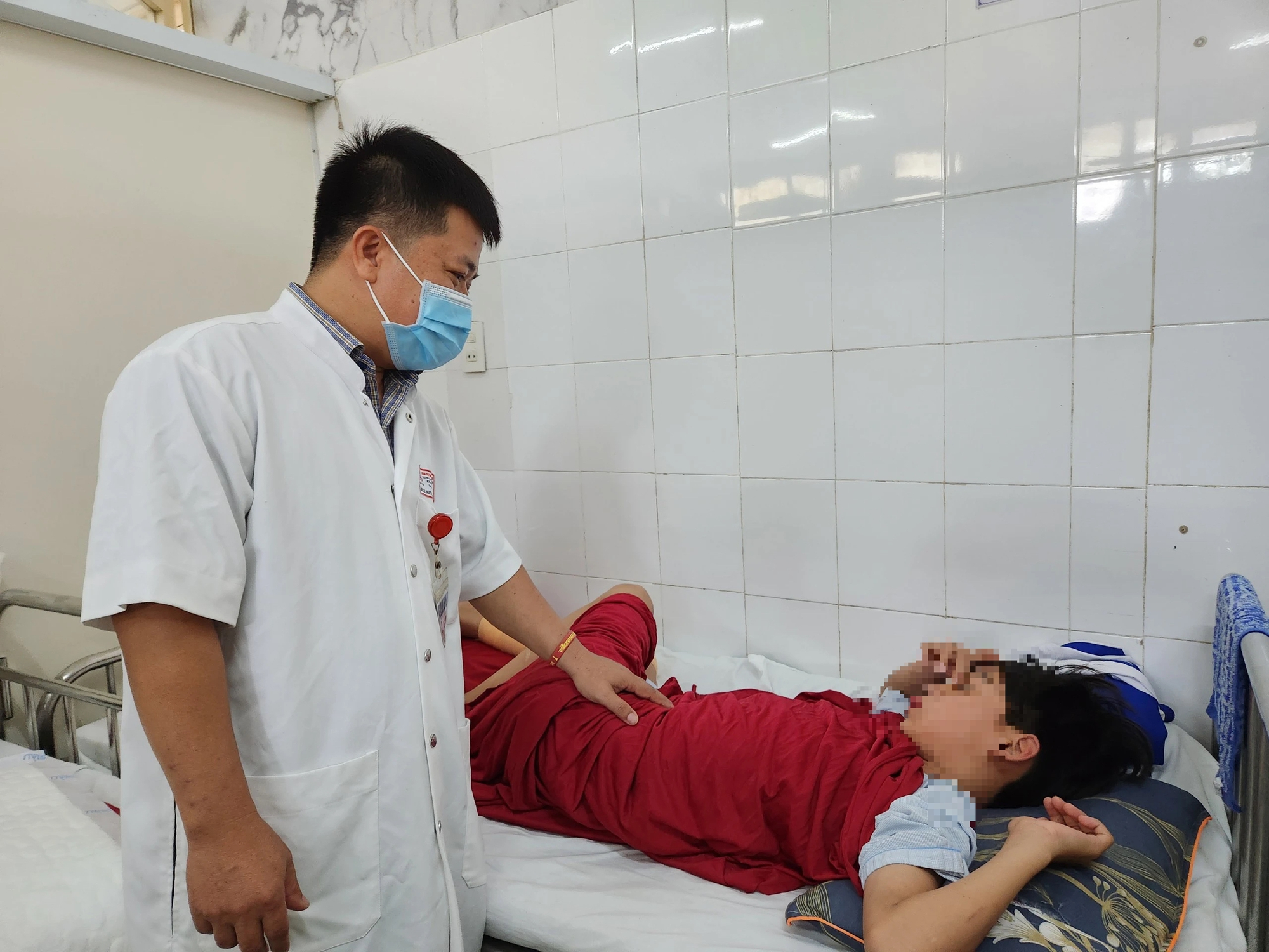 Nhiều trẻ bỏng nặng do đốt thuốc ph&aacute;o dịp Tết- Ảnh 1.