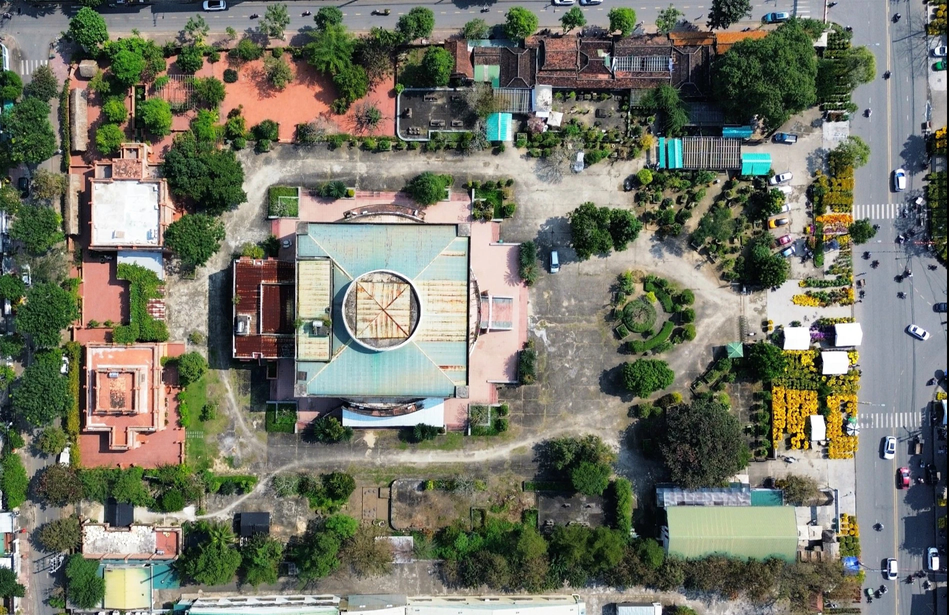 Khởi tố vụ &aacute;n li&ecirc;n quan 2 qu&aacute;n c&agrave; ph&ecirc; "mọc" trong Bảo t&agrave;ng Quảng Ng&atilde;i- Ảnh 1.
