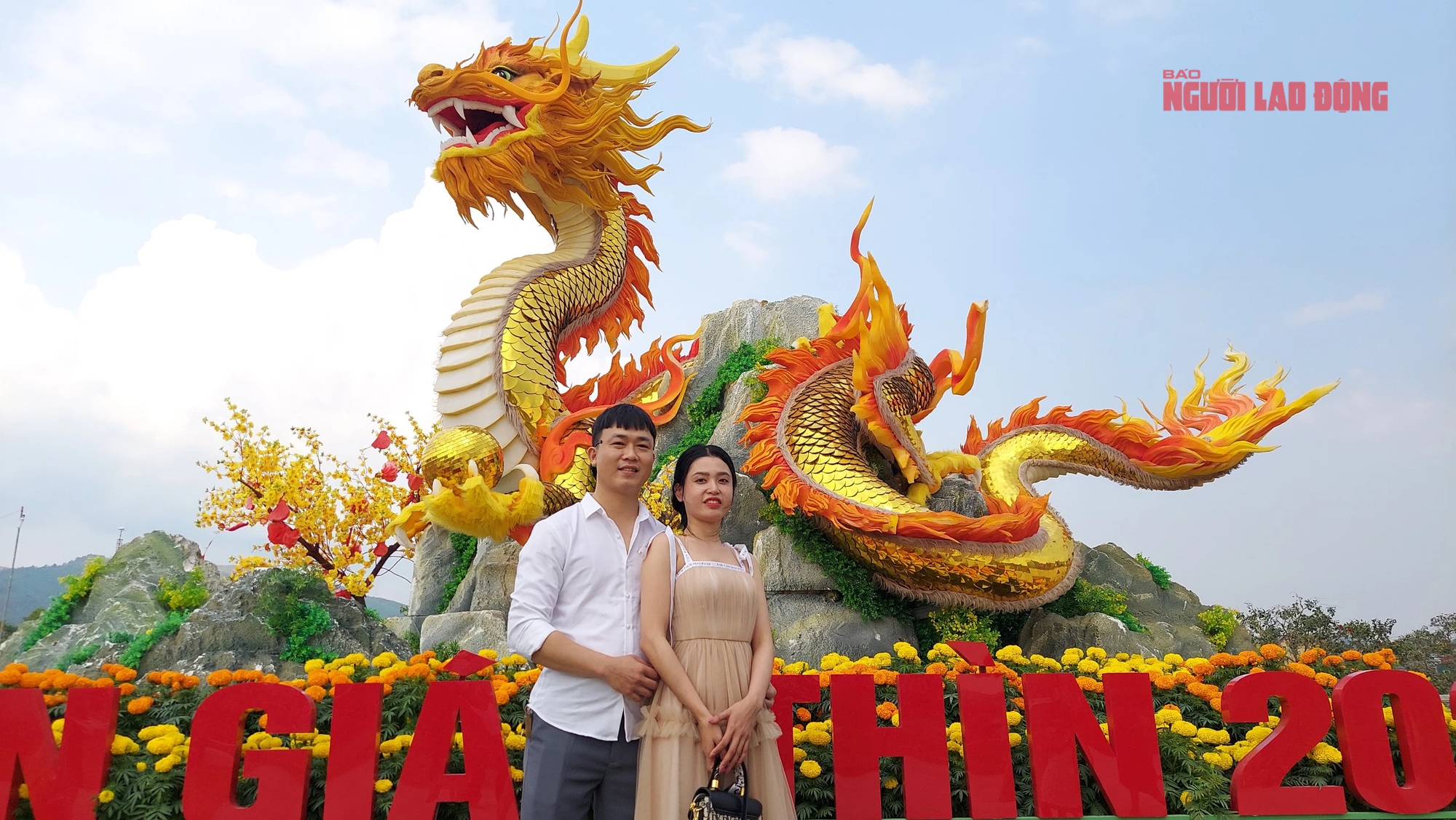 D&ograve;ng người k&eacute;o nhau đến ngắm linh vật rồng ở v&ugrave;ng bi&ecirc;n Lao Bảo- Ảnh 8.