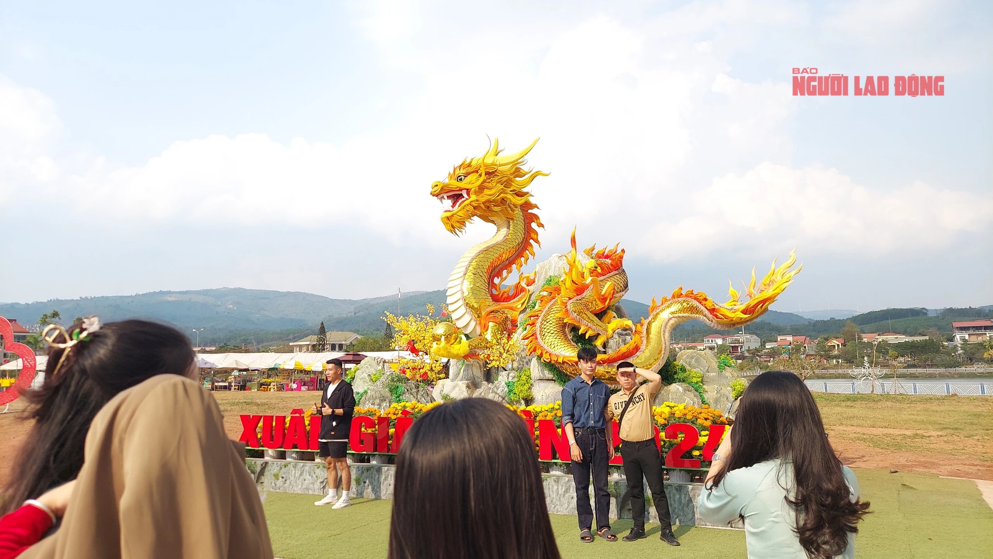 D&ograve;ng người k&eacute;o nhau đến ngắm linh vật rồng ở v&ugrave;ng bi&ecirc;n Lao Bảo- Ảnh 7.