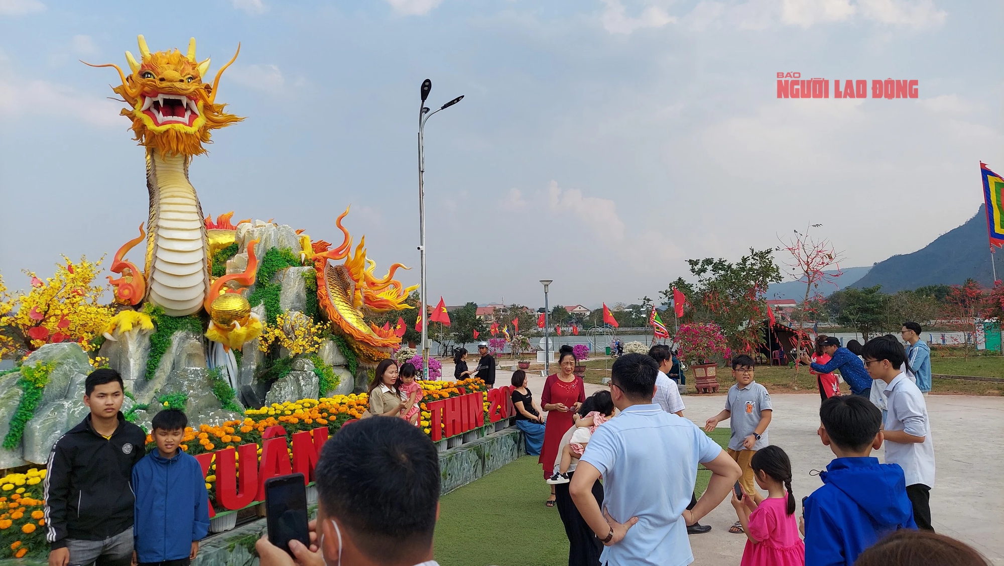 D&ograve;ng người k&eacute;o nhau đến ngắm linh vật rồng ở v&ugrave;ng bi&ecirc;n Lao Bảo- Ảnh 6.