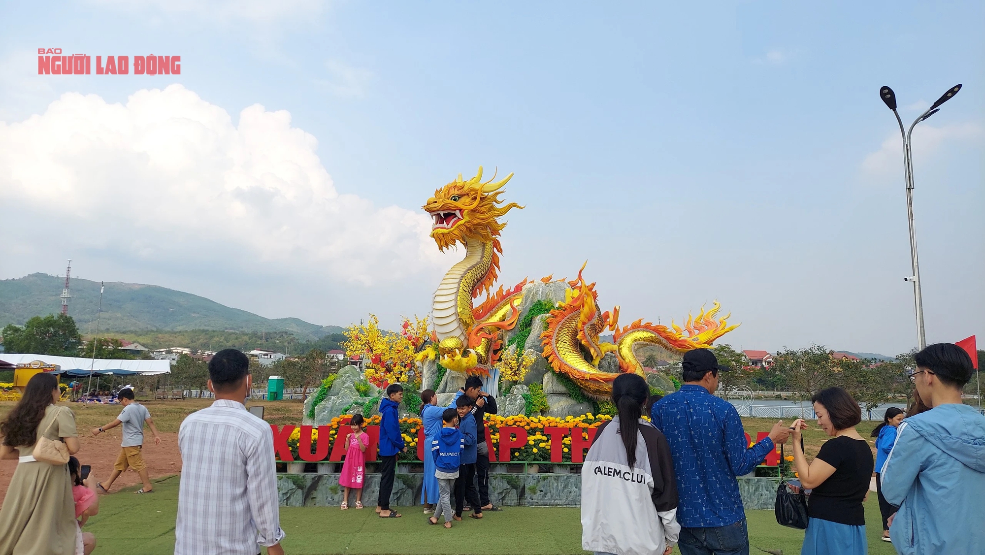 D&ograve;ng người k&eacute;o nhau đến ngắm linh vật rồng ở v&ugrave;ng bi&ecirc;n Lao Bảo- Ảnh 5.
