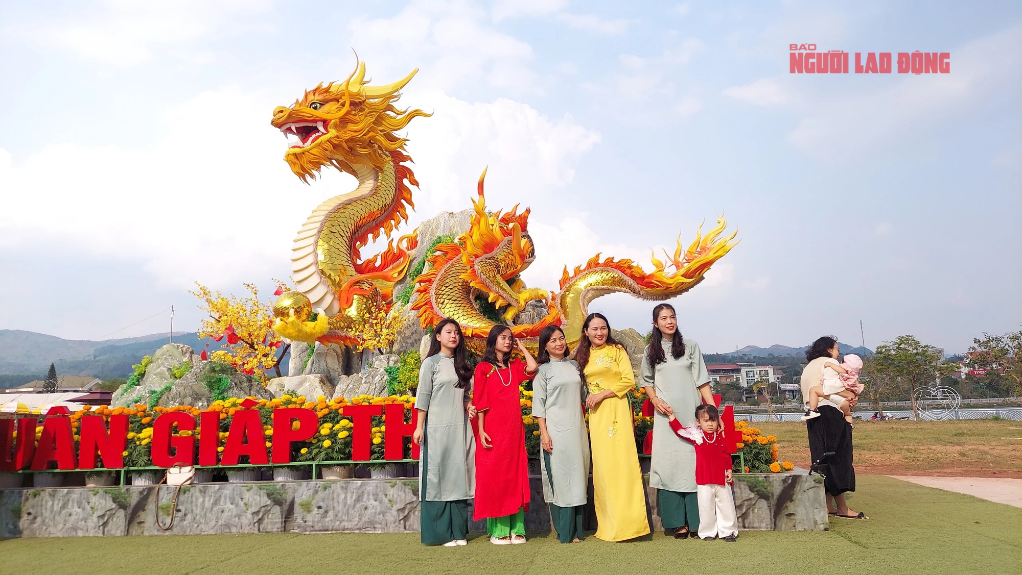 D&ograve;ng người k&eacute;o nhau đến ngắm linh vật rồng ở v&ugrave;ng bi&ecirc;n Lao Bảo- Ảnh 3.