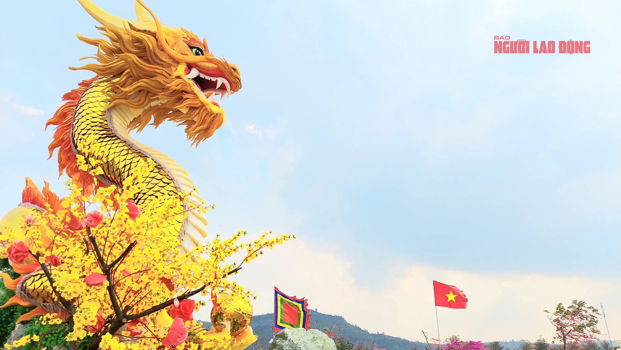 D&ograve;ng người k&eacute;o nhau đến ngắm linh vật rồng ở v&ugrave;ng bi&ecirc;n Lao Bảo- Ảnh 1.