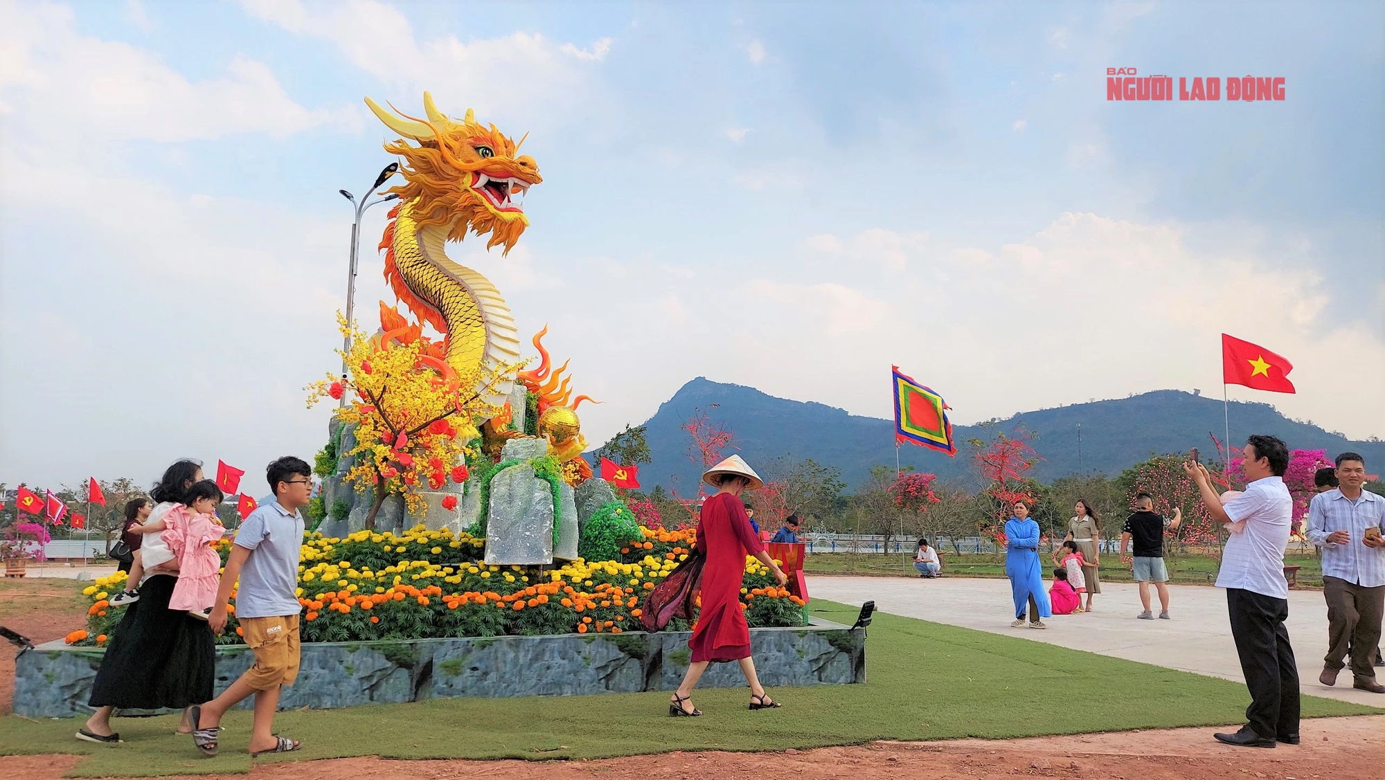 D&ograve;ng người k&eacute;o nhau đến ngắm linh vật rồng ở v&ugrave;ng bi&ecirc;n Lao Bảo- Ảnh 2.